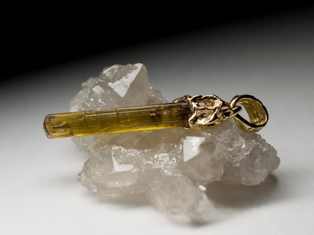 Tourmaline Dravite Crystal Gold Pendant Brown Healing jewelry Raw Uncut Stone In New Condition For Sale In Berlin, DE