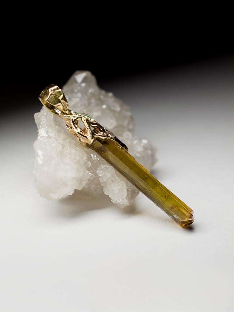 Turmalin Dravite Kristall Gold Anhänger Braungrüner Healing Roher ungeschliffener Stein (Ungeschliffen) im Angebot