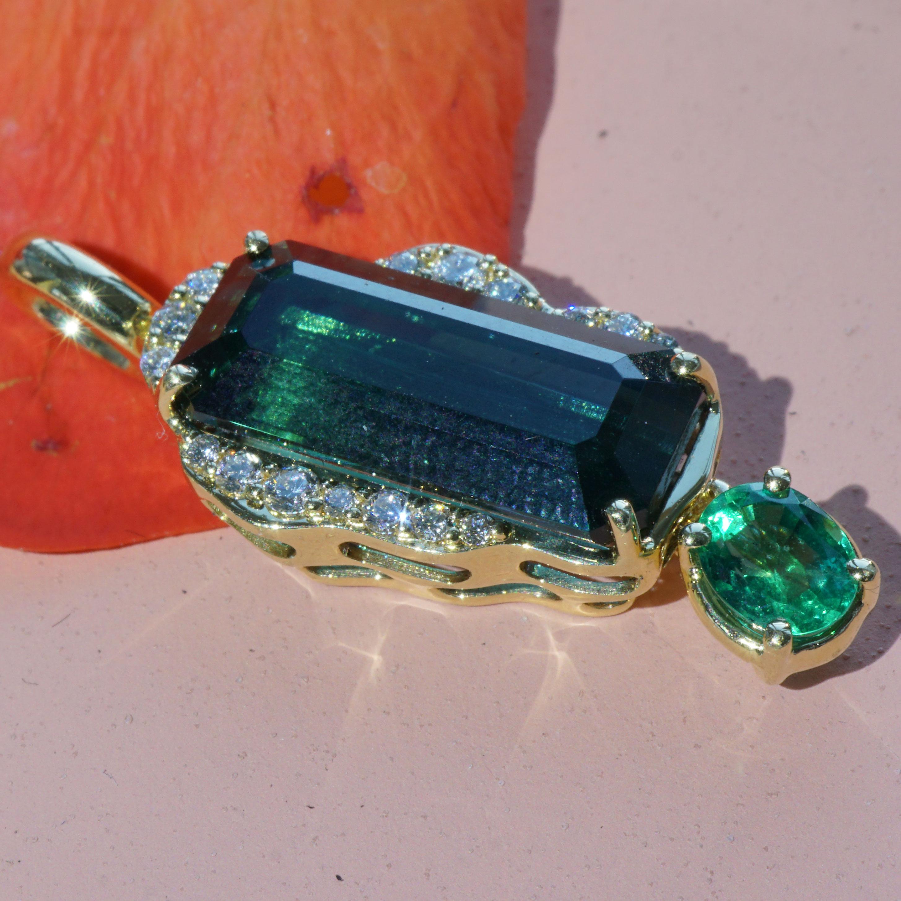 Women's or Men's Tourmaline Emerald Brilliant Pendant Afghanistan 5.30ct bicolor petrol bluegreen For Sale
