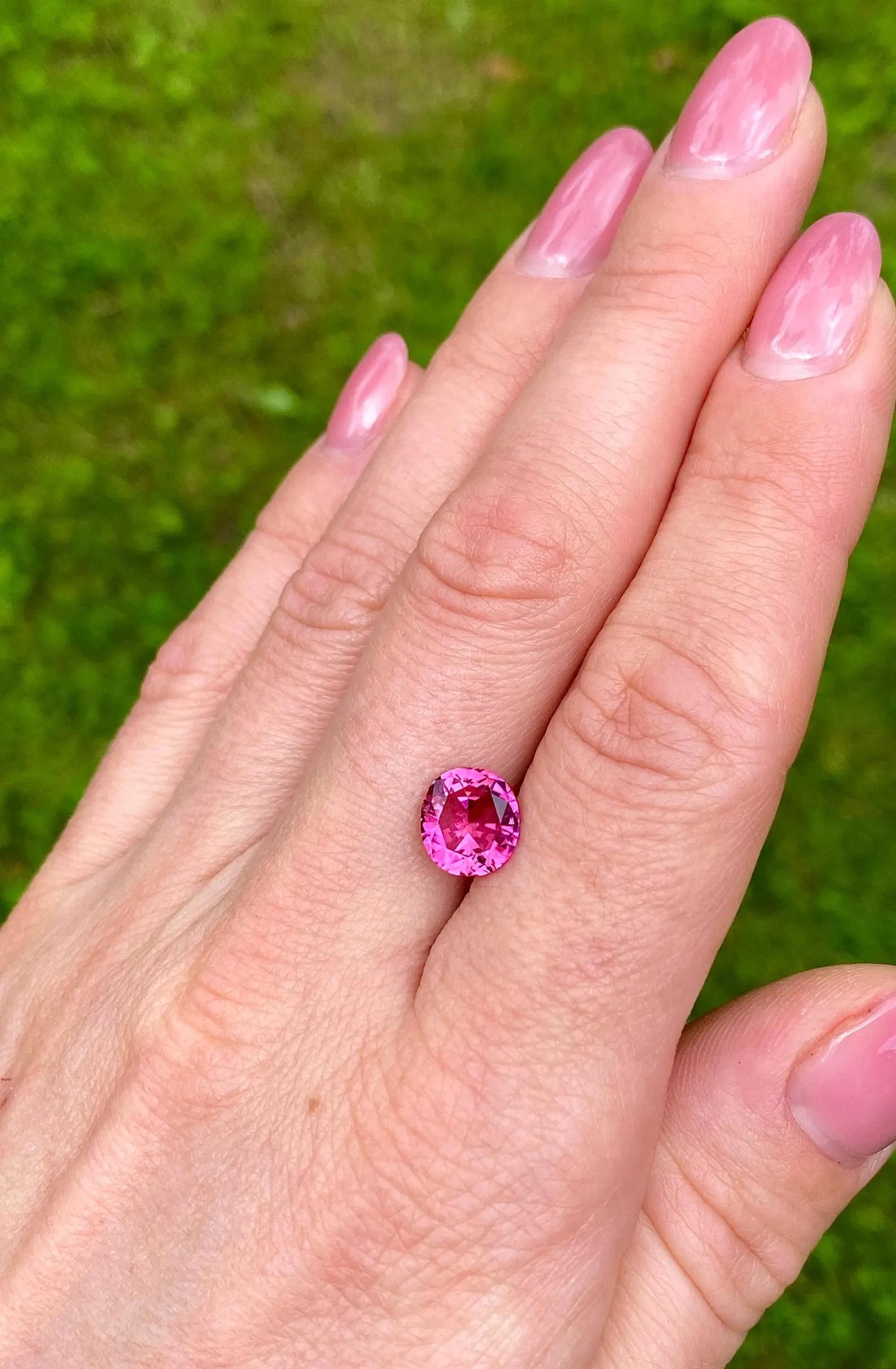 Women's or Men's Tourmaline Fuchsia pink 2.77Ct natural Loose gemstone, Oval cut, Origin Nigeria For Sale