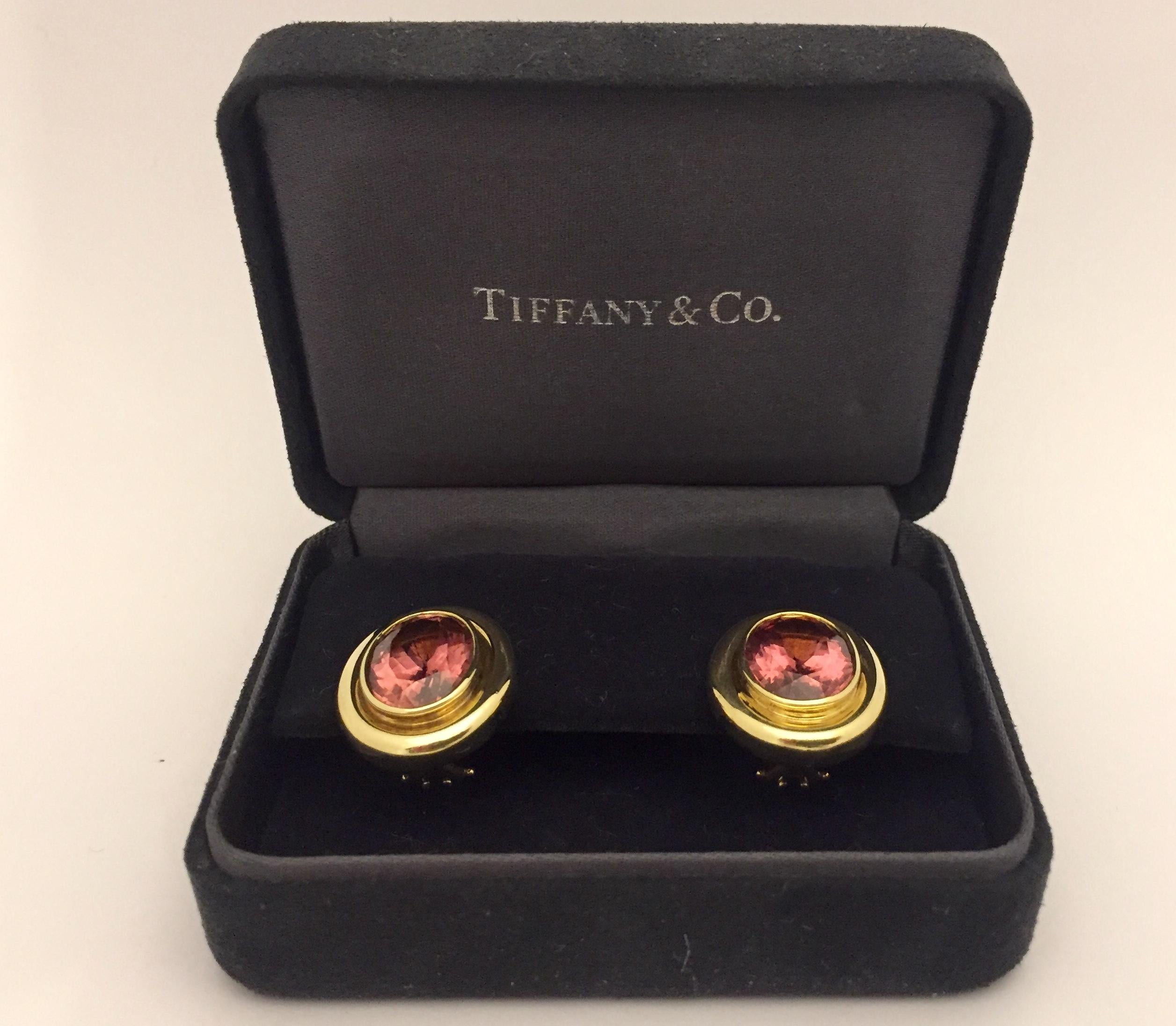 Tourmaline and gold earclips by Paloma Picasso for Tiffany & Co. in yellow gold 750. Each set with 1 fine, oval pink tourmaline totalling ca. 11.00 ct. Signed Paloma Picasso. Tiffany  Co. L ca. 2 cm.