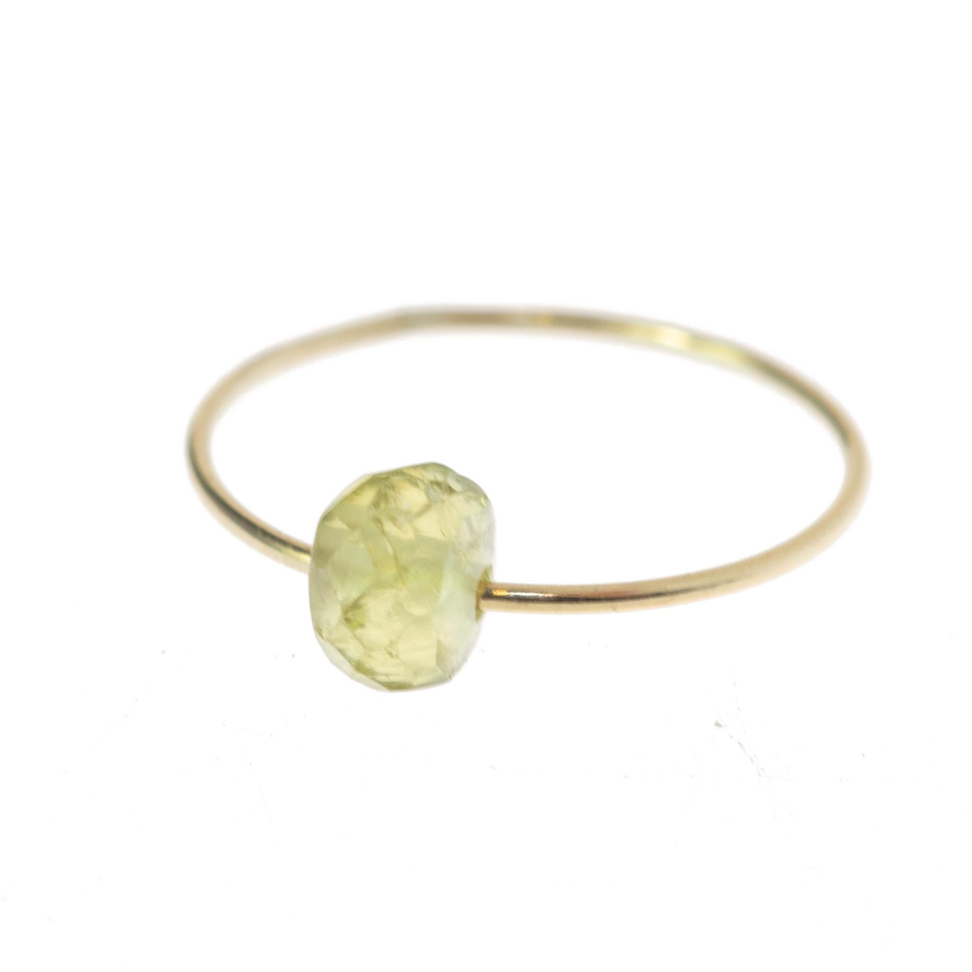 Anello midi firmato Intini Jewels. Anello midi dal design contemporaneo in oro giallo 14k con una preziosa e luminosa rondella di tormalina verde.

Design giovanile per donne impavide e determinate.

Gioielli di moda moderna Made in Italy.

- Oro