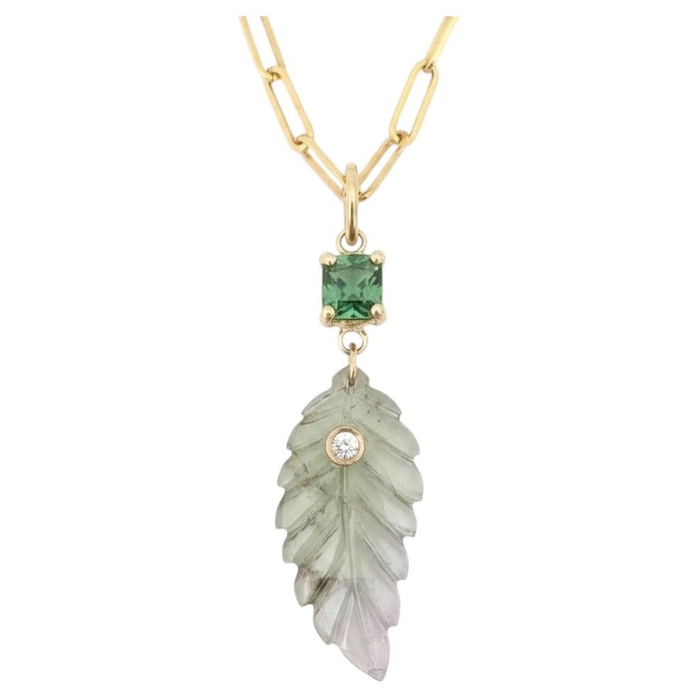 Pendentif en forme de feuille en tourmaline, serti d'un diamant et en or 14 carats, vert avec une touche de rose