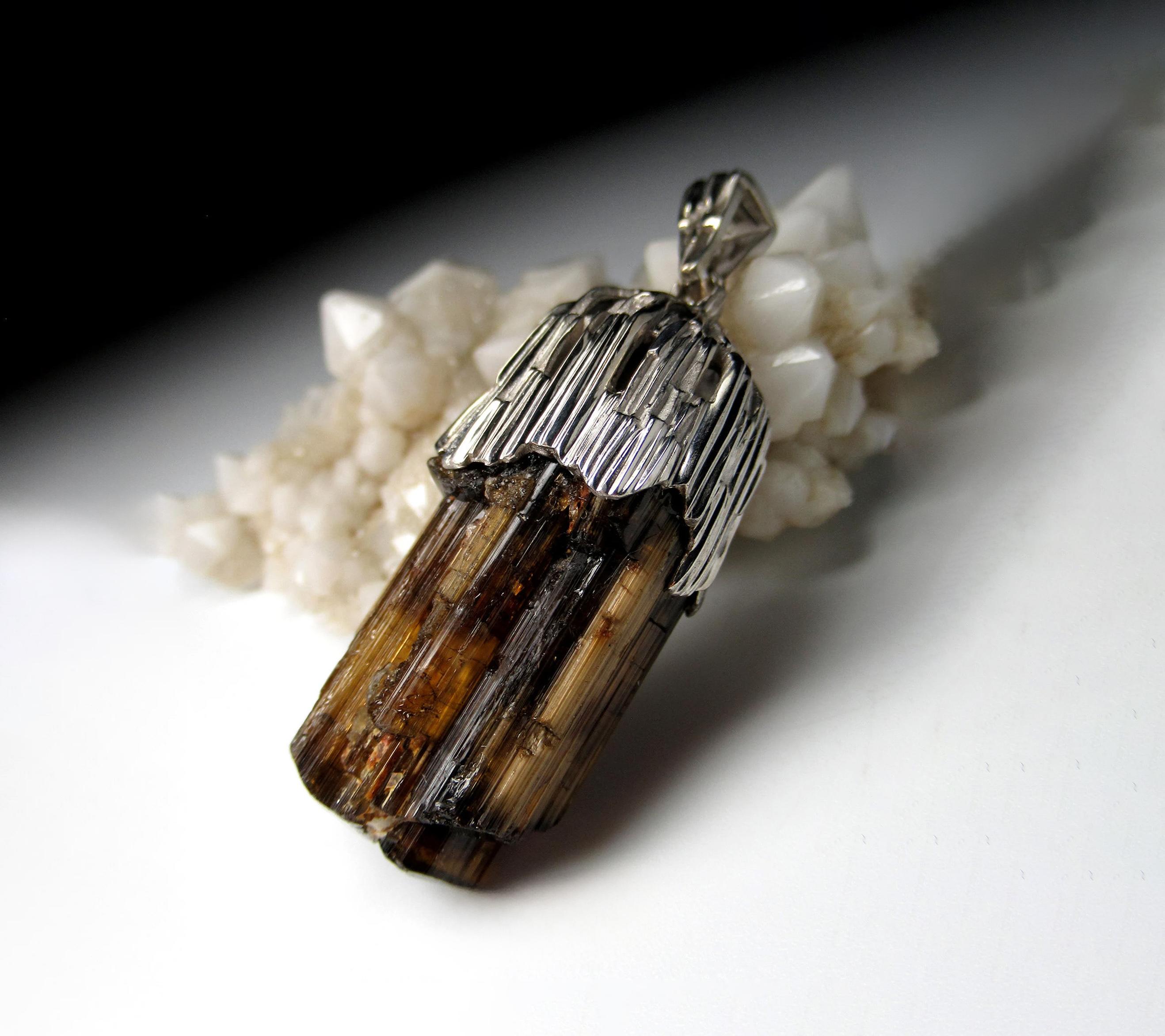 Ciondolo in argento con tormalina naturale 
origine della gemma - Brasile
Misure della tormalina - 0,71 x 0,79 x 2,09 in / 10 x 15 x 25 mm
Peso della tormalina - 31.44 carati
lunghezza del ciondolo - 1,85 in / 47 mm
Peso del ciondolo: 17,31