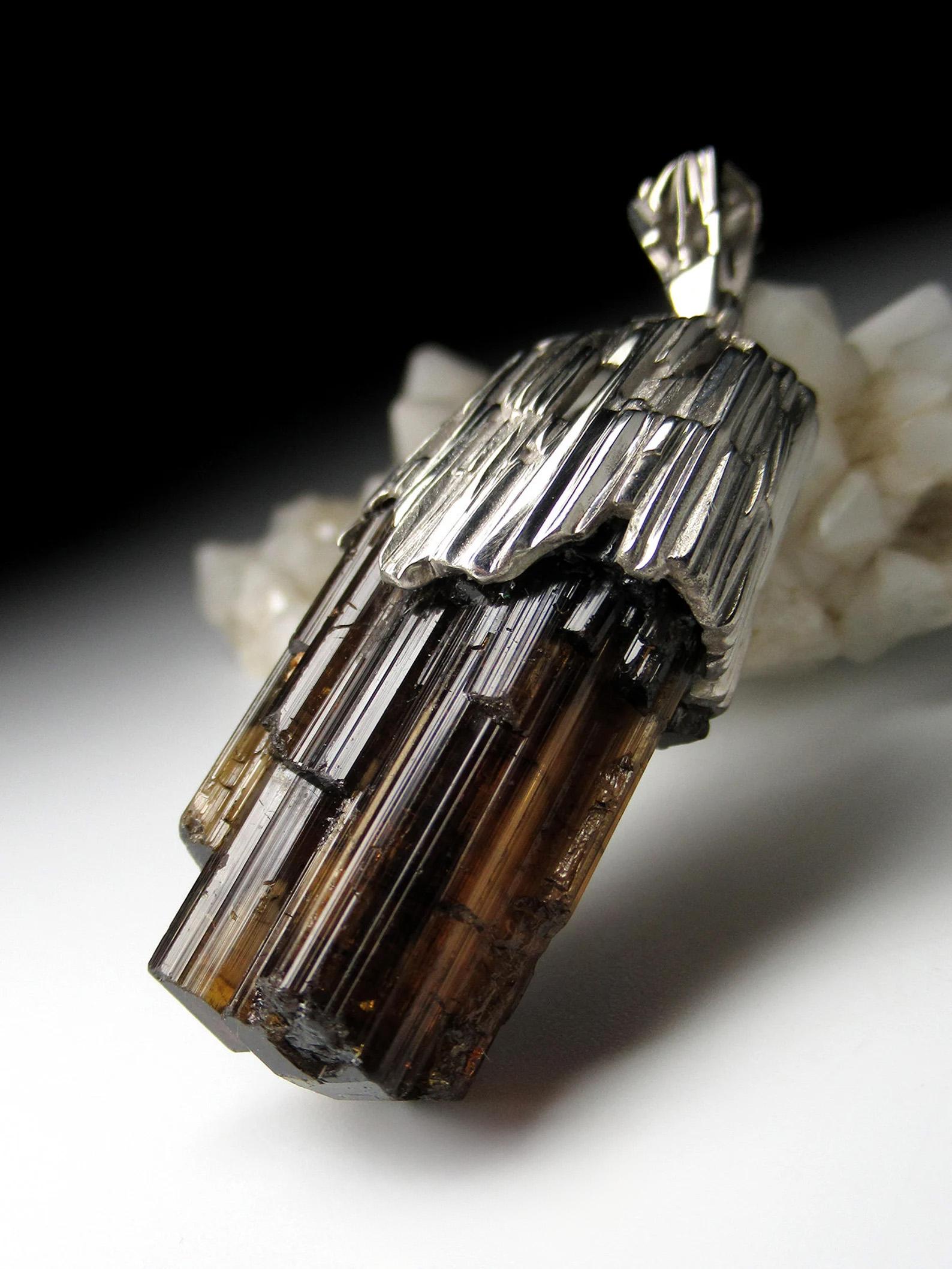 Artigiano Collana in cristallo e argento con ciondolo in tormalina, gemma marrone grezza naturale in vendita