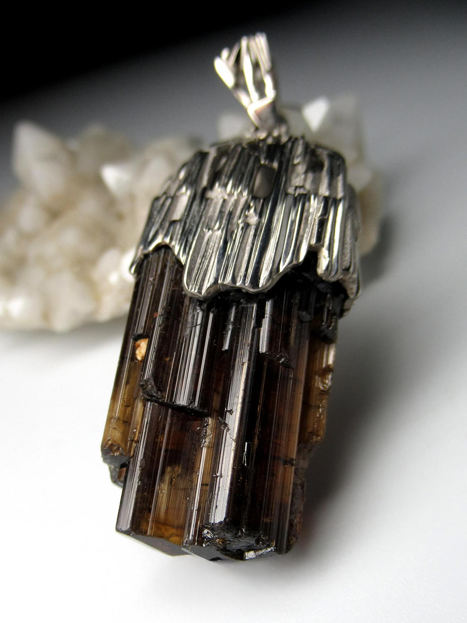 Grezzo Collana in cristallo e argento con ciondolo in tormalina, gemma marrone grezza naturale in vendita