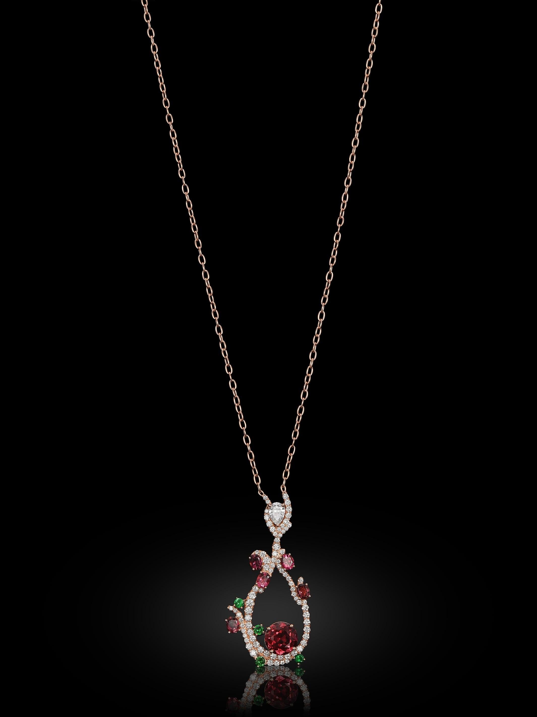 Un altro pezzo di creatività che si è scatenato. La rara opportunità di lasciare libero un artista porta sempre alla luce pezzi speciali. Questo è un esempio stellare di arte liberata. Realizzato in oro rosa 18 carati, la tormalina principale è