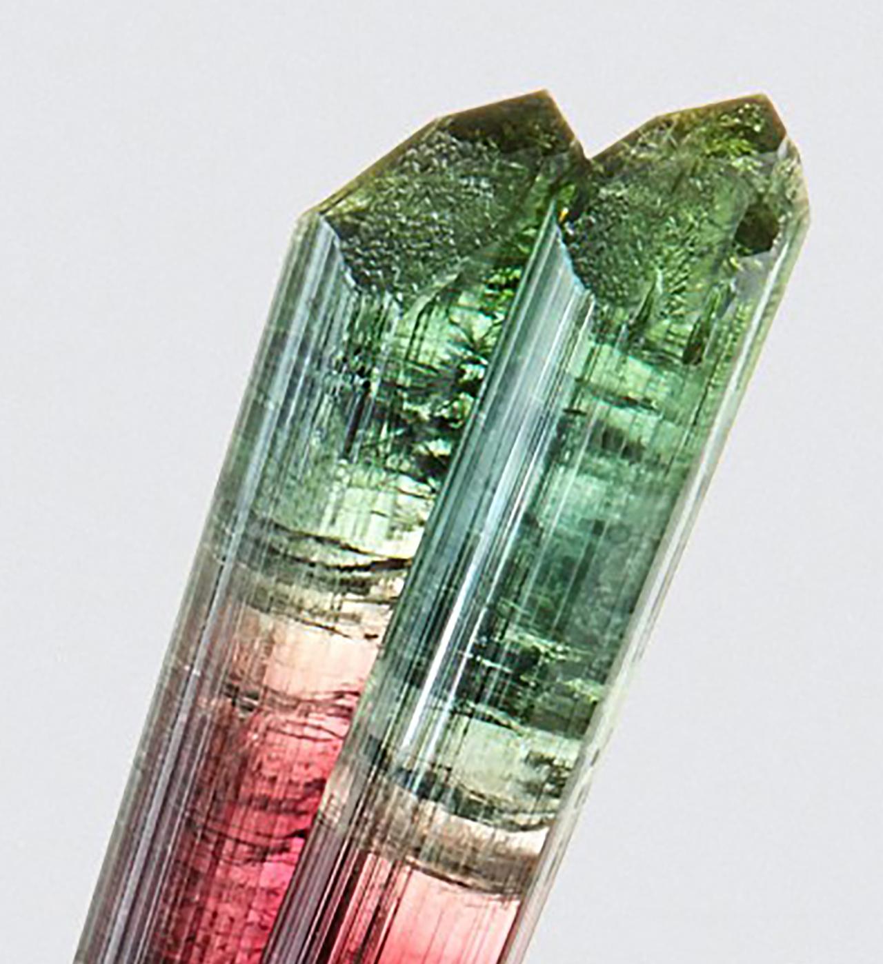 Turmalin auf Lepidolith
Bergwerk Aricanga, São José da Safira, Minas Gerais, Brasilien
11,5 cm hoch x 12 cm breit

Große 