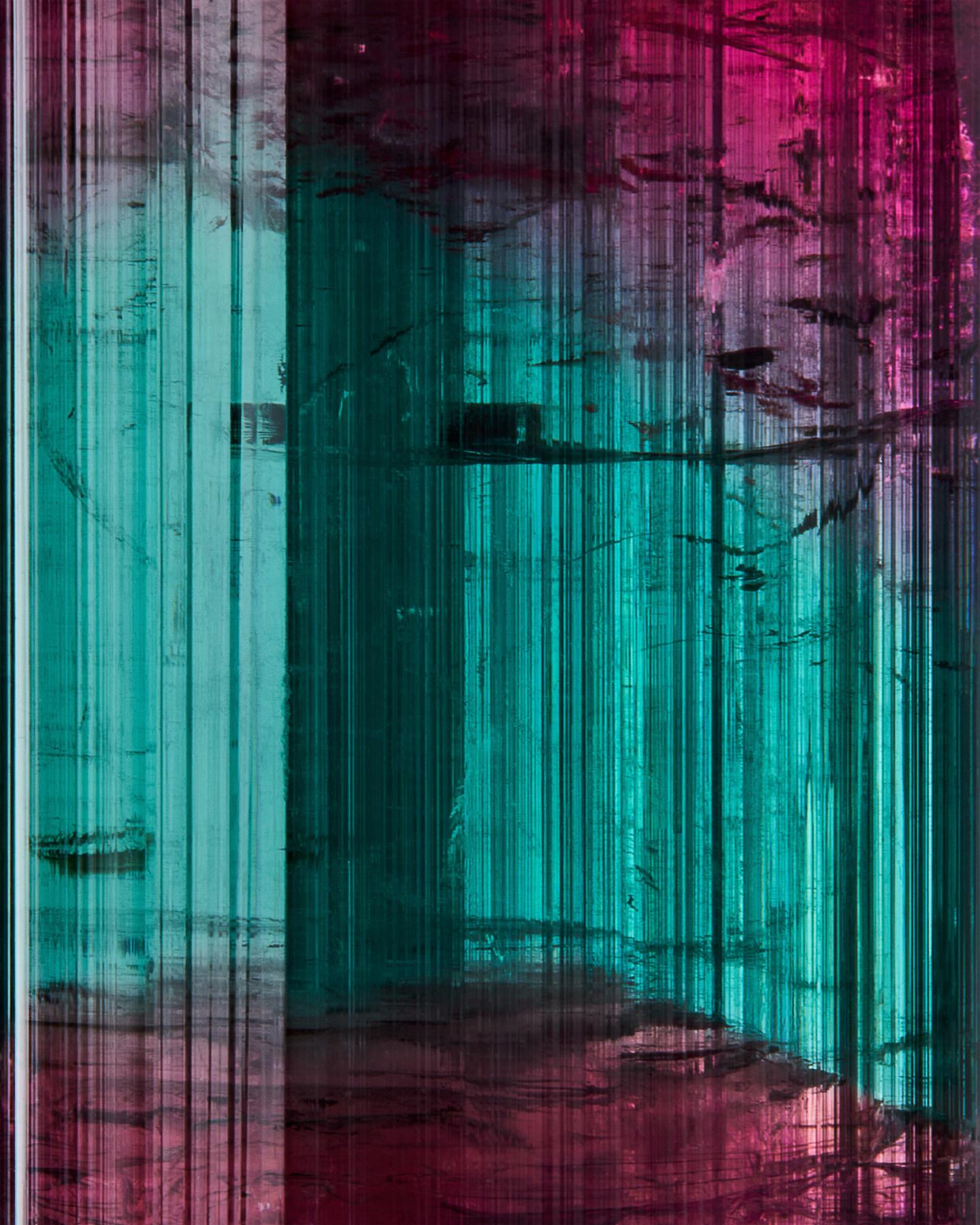 TOURMALINE
Mine Aricanga, Sao Jose da Safira, Minas Gerais, Brasilien
9 cm hoch x 2,1 cm Durchmesser

Kristalle dieses Typs werden aufgrund ihrer Vielfarbigkeit manchmal auch als Papageienkristalle