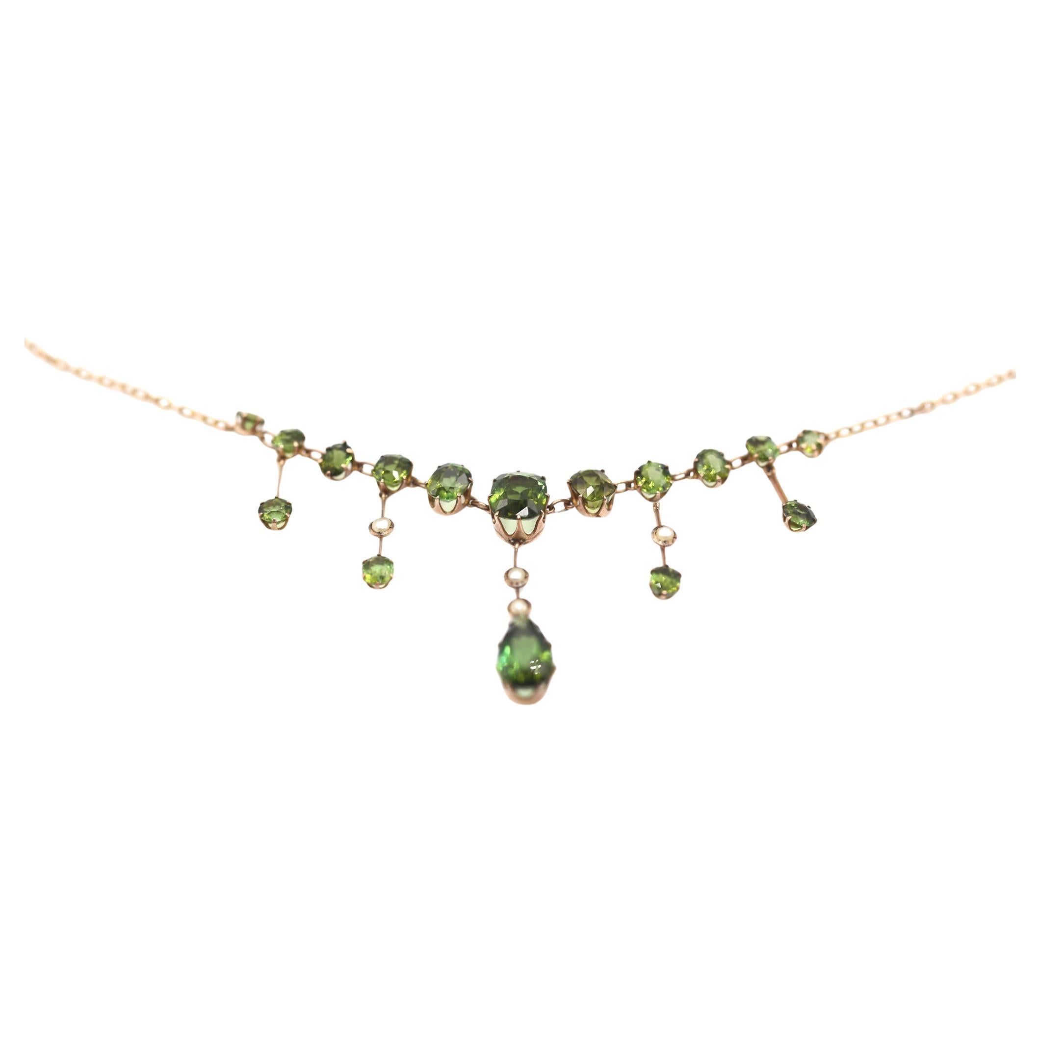 Délicate, élégante et belle, elle est un parfait exemple de son époque, le début du 20e siècle. La teinte vert foncé naturelle de la tourmaline ajoute à l'aura naturelle du collier. Il s'adapte parfaitement au corps, bouge et respire au gré de ses