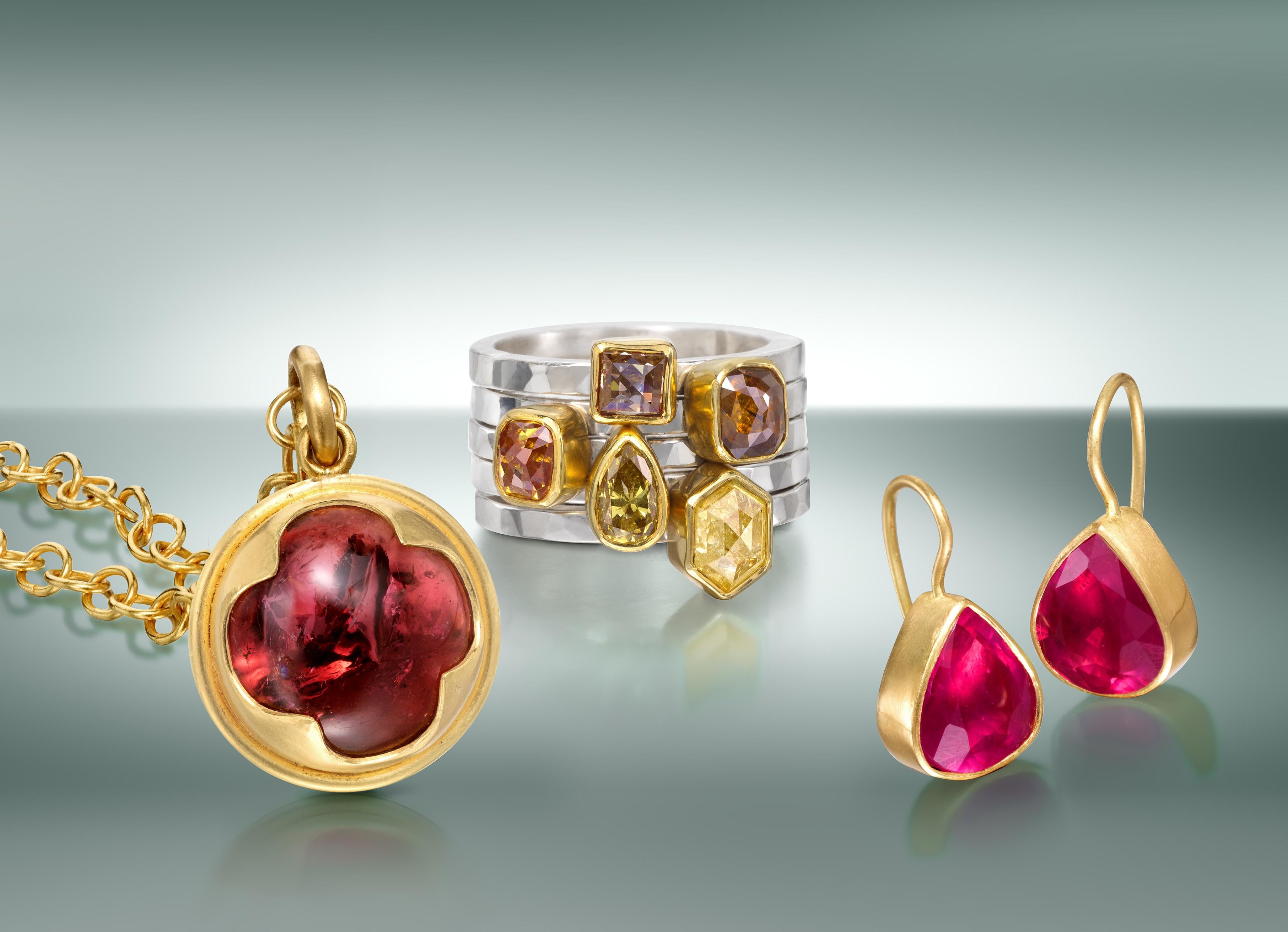 Ciondolo in stile medievale/celtico con tormalina cabochon color pesca scuro con inclusioni vivaci che danno vita alla pietra. Tutti scolpiti a mano in pietra e realizzati a mano in oro 22 carati.
La tradizione della tormalina parla della sua