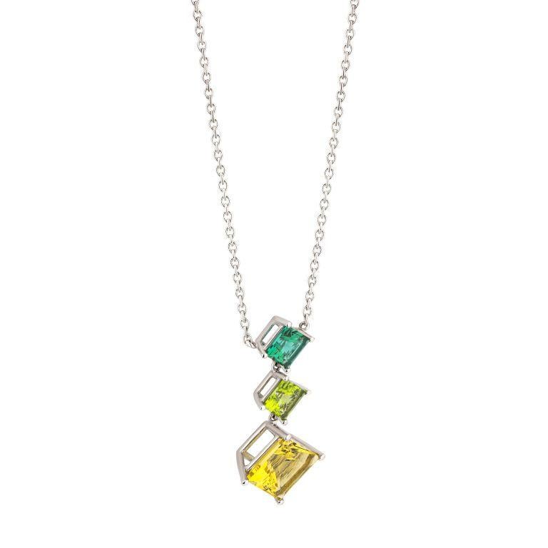 Una collana adatta a una principessa: Questa delicata creazione di Wagner Preziosen presenta tre bellissime pietre dai colori complementari. La catena e la montatura sono in oro bianco rodiato.
L'elegante e raffinato ciondolo è composto da 1