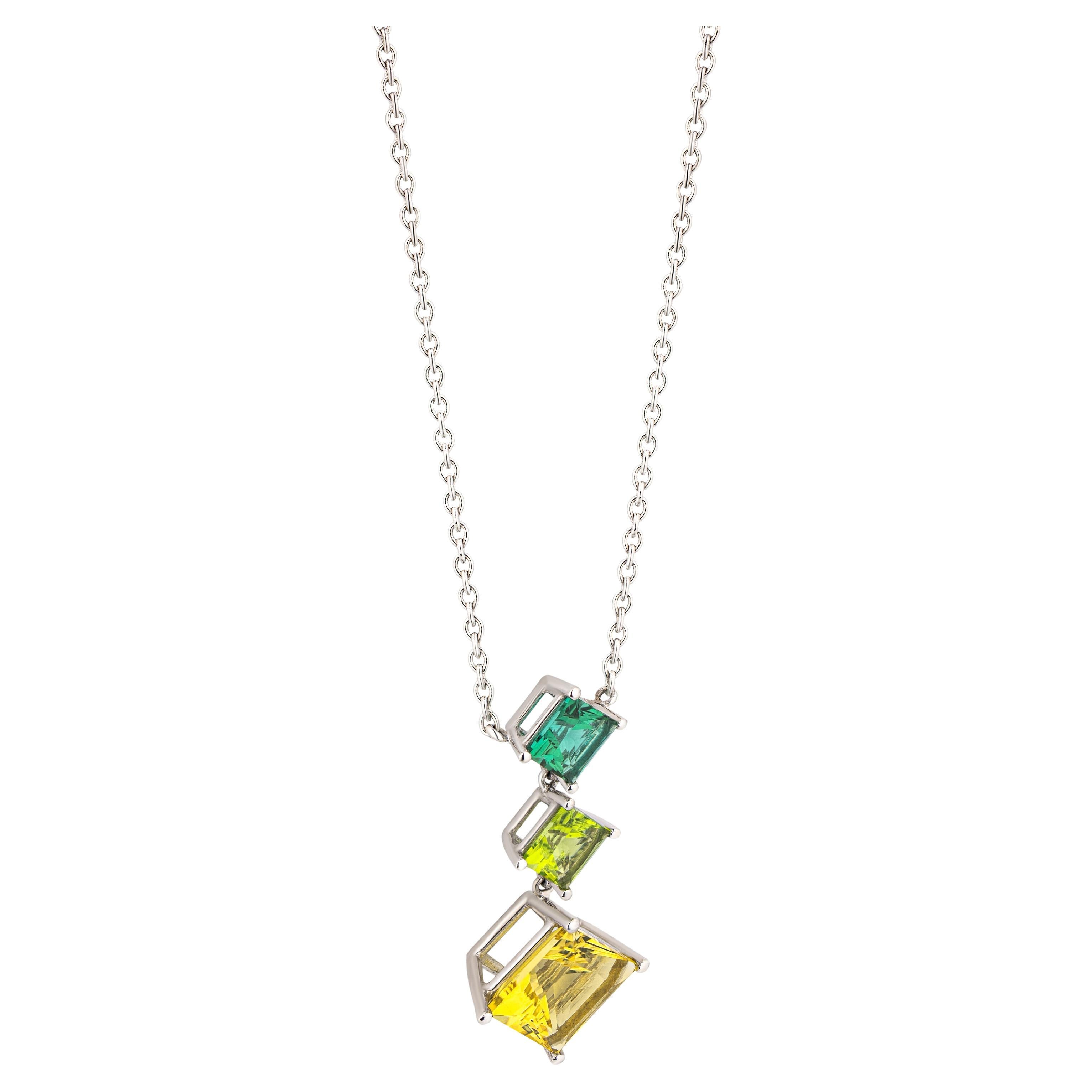 Un collier digne d'une princesse : Cette délicate création de Wagner Preziosen met en scène trois belles pierres aux couleurs complémentaires. La chaîne et les montures sont en or blanc rhodié.
Le pendentif élégant et exquis se compose de 1