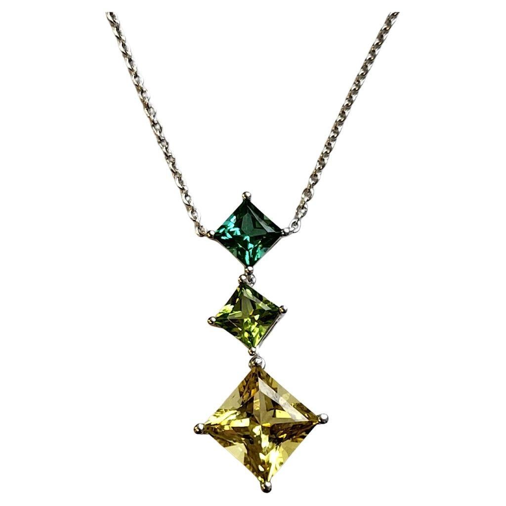 Donna Collana in oro bianco con tormalina, peridoto e berillo dorato di Wagner Preziosen in vendita