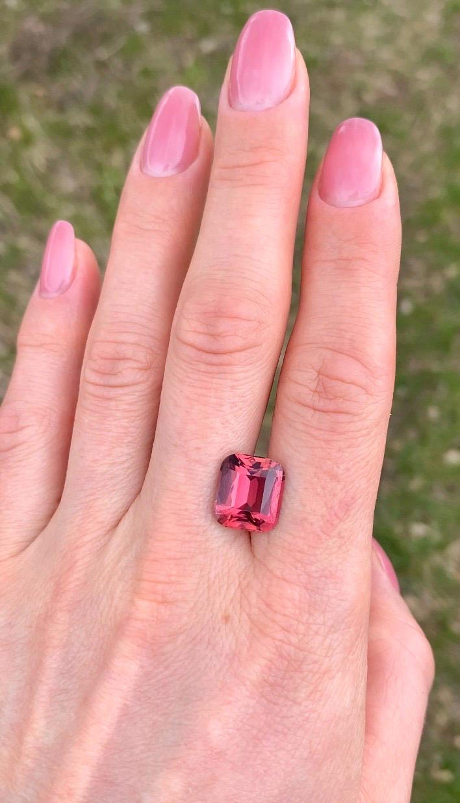 ¡Turmalina rosa natural gema suelta origen Tanzania!

Certificado por el laboratorio GFCO
Color de la gema: Rosa
Tipo de gema: Turmalina
Tamaño de la gema: 12,52x11,09x7,05 mm
Grado de corte: Muy buena
Claridad/Grado: VS
Forma de la gema: Talla