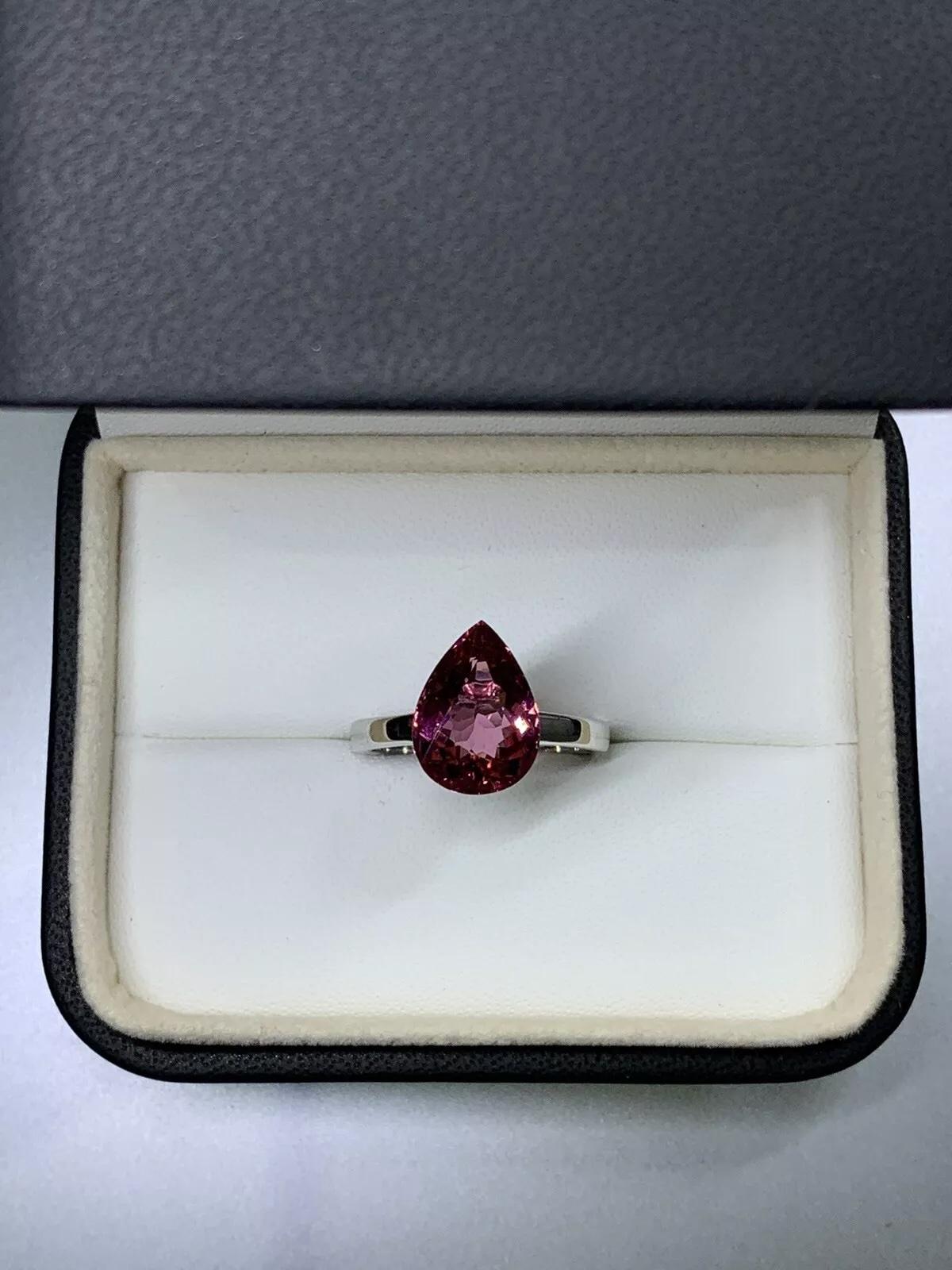 Anello di fidanzamento in oro bianco 18 carati con tormalina rosa da 5,00 carati.

Bellissimo anello di fidanzamento solitario con gemma di tormalina rosa a forma di pera e fascia liscia in oro bianco 18 carati.

Tormalina rosa naturale non trattata