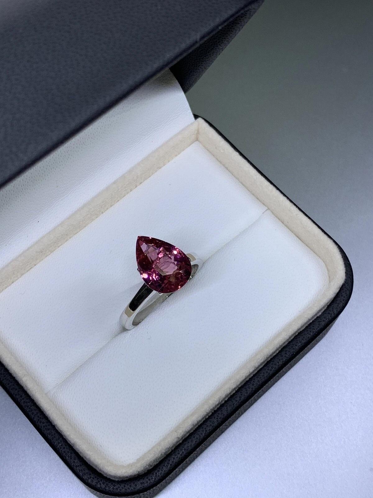 Anello di fidanzamento con tormalina rosa pera in oro bianco 18 carati. In condizioni Nuovo in vendita a London, GB
