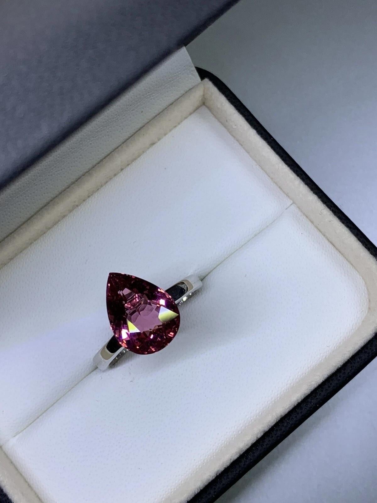 da uomo o donna Anello di fidanzamento con tormalina rosa pera in oro bianco 18 carati. in vendita