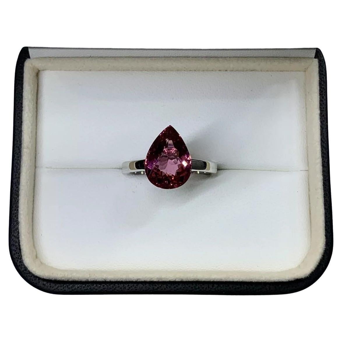 Anello di fidanzamento con tormalina rosa pera in oro bianco 18 carati.