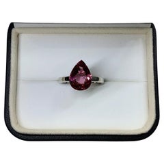 Verlobungsring aus 18 Karat Weißgold mit rosa Turmalin und Birne.