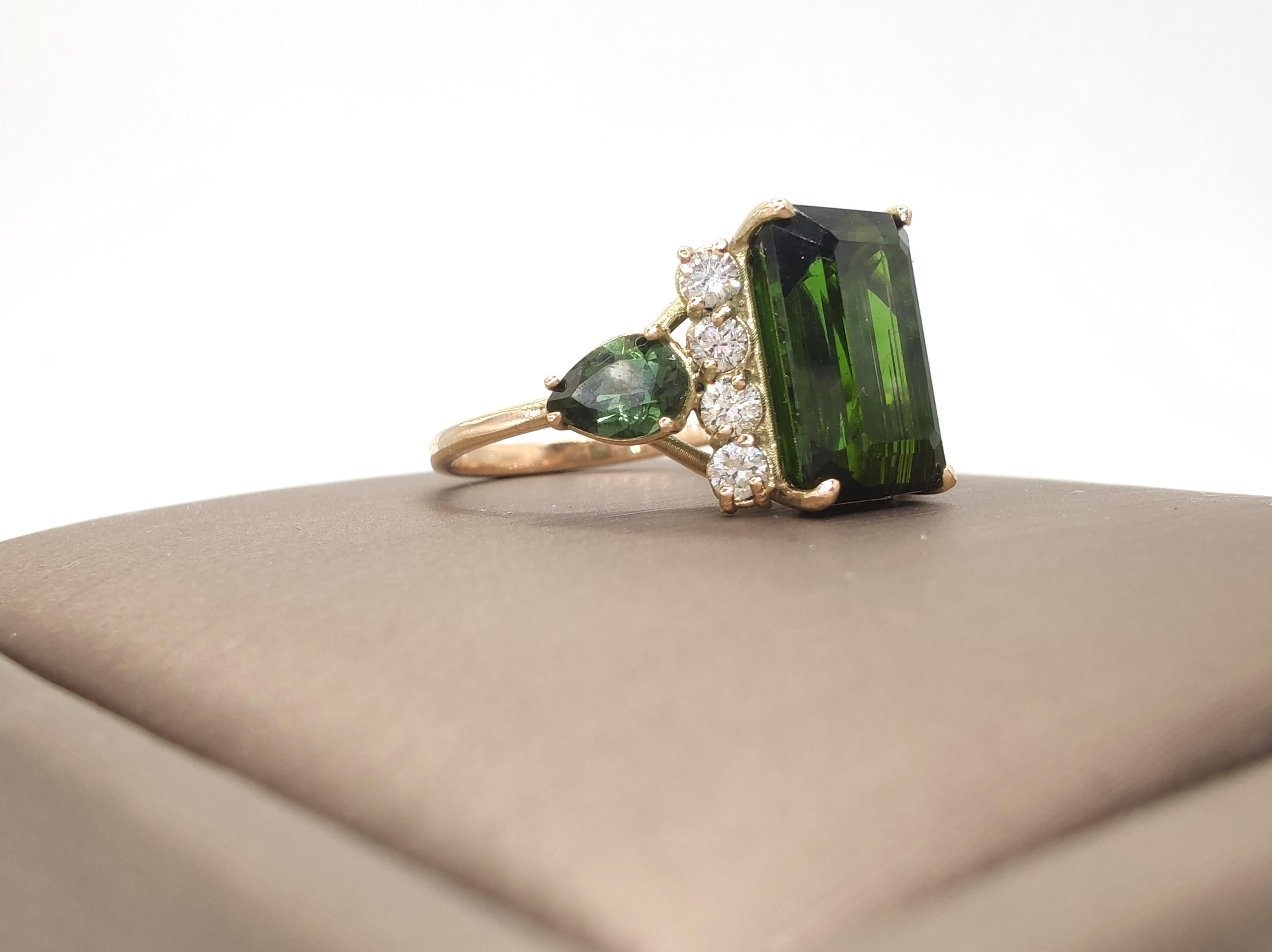 Genuine green Tourmaline Diamonds 14k Gold Ring for Women - Exquisite Gemstone  In New Condition For Sale In MADRID, ES