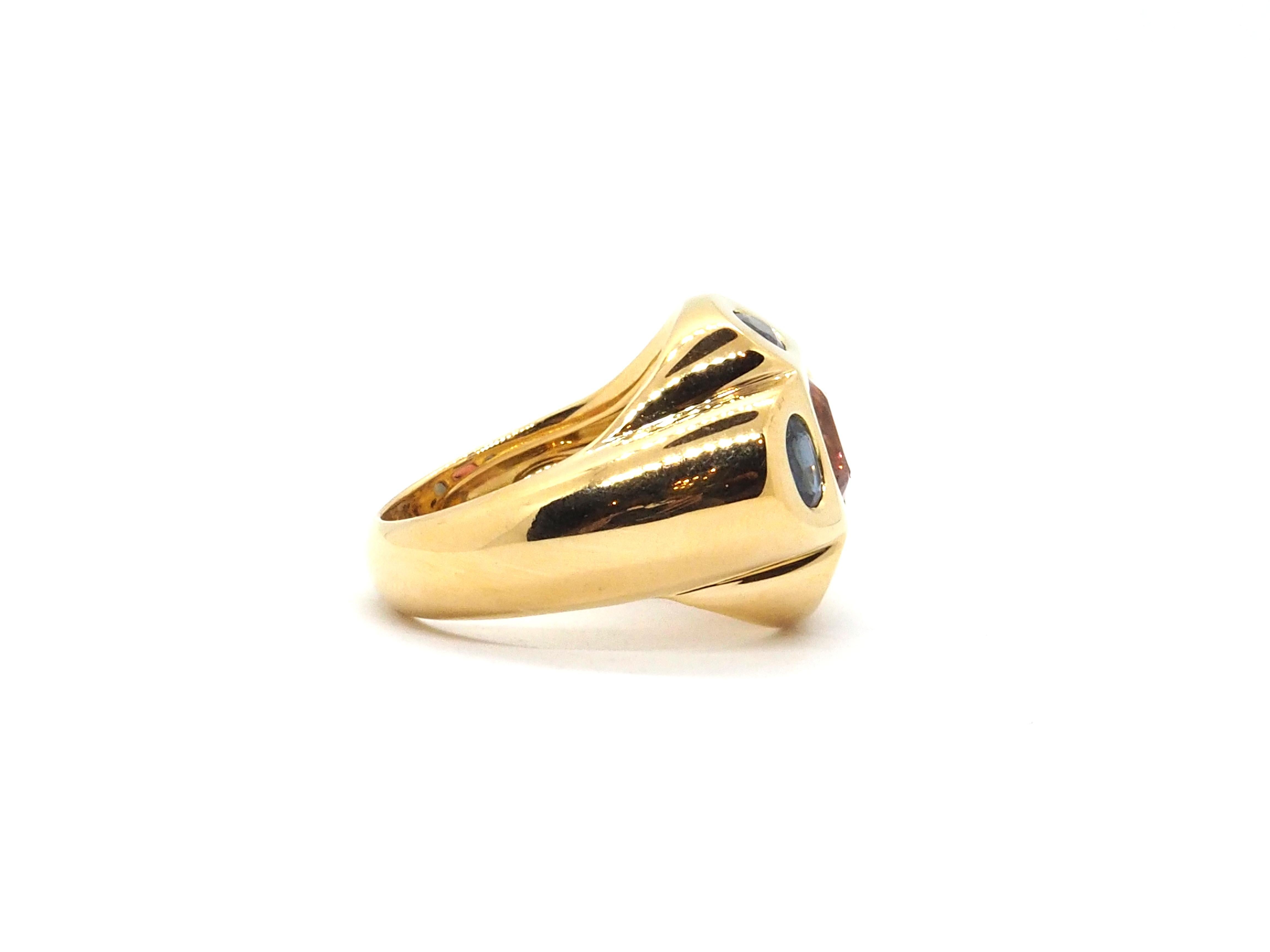Moderner moderner Ring aus 18 Karat Gelbgold, verziert mit einem zentralen quadratischen Turmalin von etwa 2 Karat und umgeben von 4 ovalen blauen Saphiren mit einem ungefähren Gewicht von 2 Karat. 
Gesamtgewicht 16 g
Größe des Lampenschirms: 55 