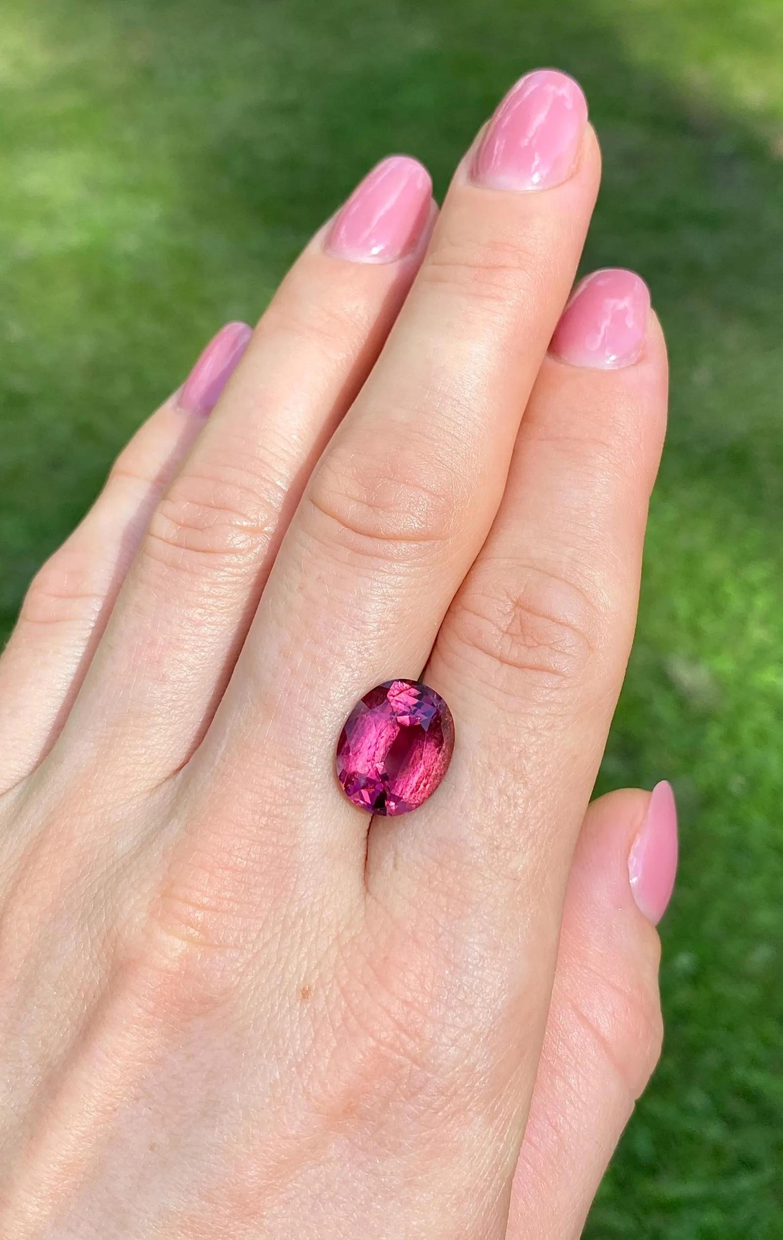 Natürlicher Turmalin Loser Edelstein

GFCO-Labor zertifiziert
Edelsteinfarbe: VIVID Rosa-Lila/ Violett-Pink
Edelstein-Typ: Turmalin Rubellit
Größe des Edelsteins: 13,80x11,43x7,48 mm
Schnittqualität: Ausgezeichnet
Form des Edelsteins: Ovaler