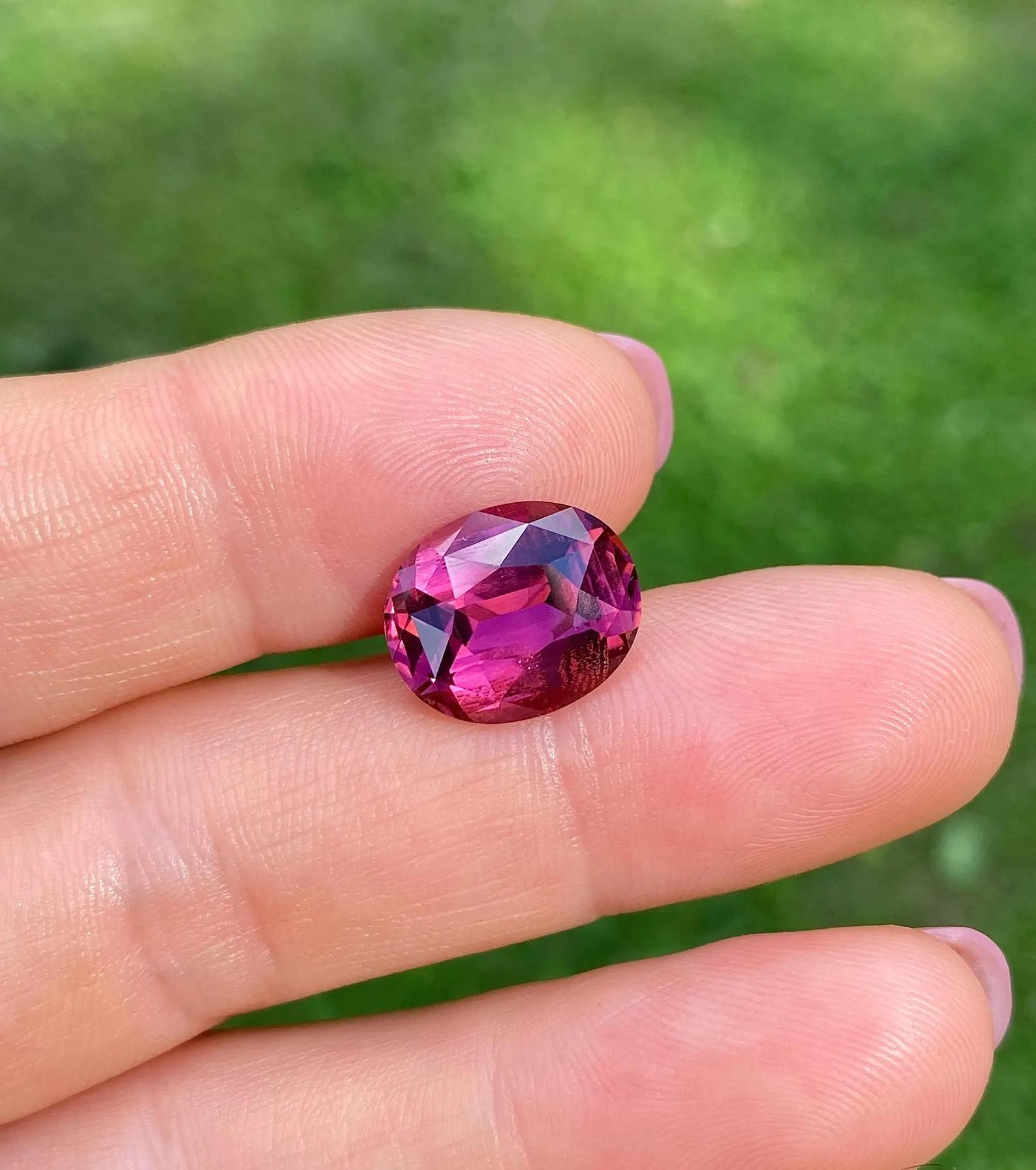 Turmalin Rubellit 7,53ct natürlicher Edelstein, Oval, Mosambik, GFCO Zertifikat (Ovalschliff) im Angebot