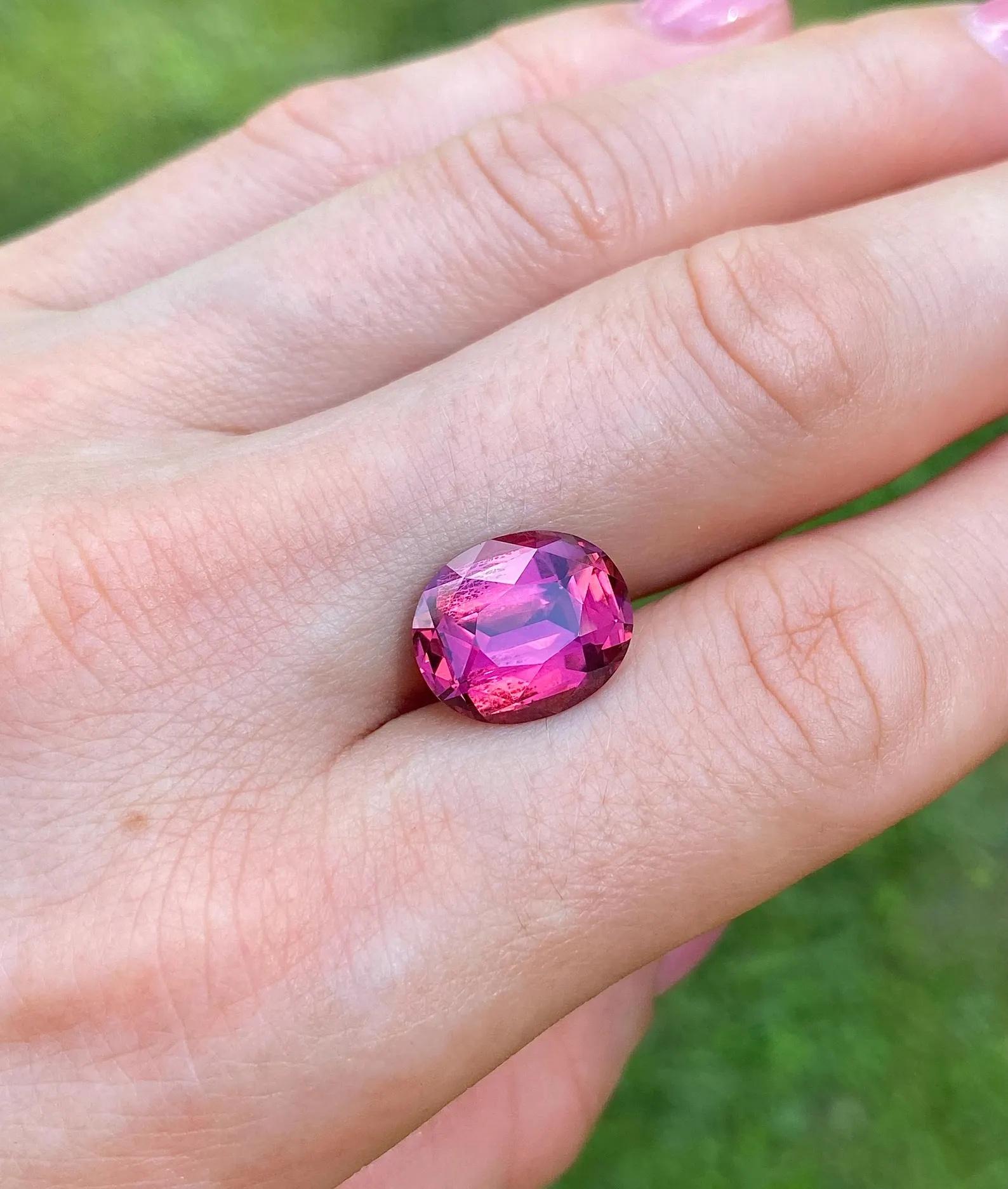 Turmalin Rubellit 7,53ct natürlicher Edelstein, Oval, Mosambik, GFCO Zertifikat für Damen oder Herren im Angebot