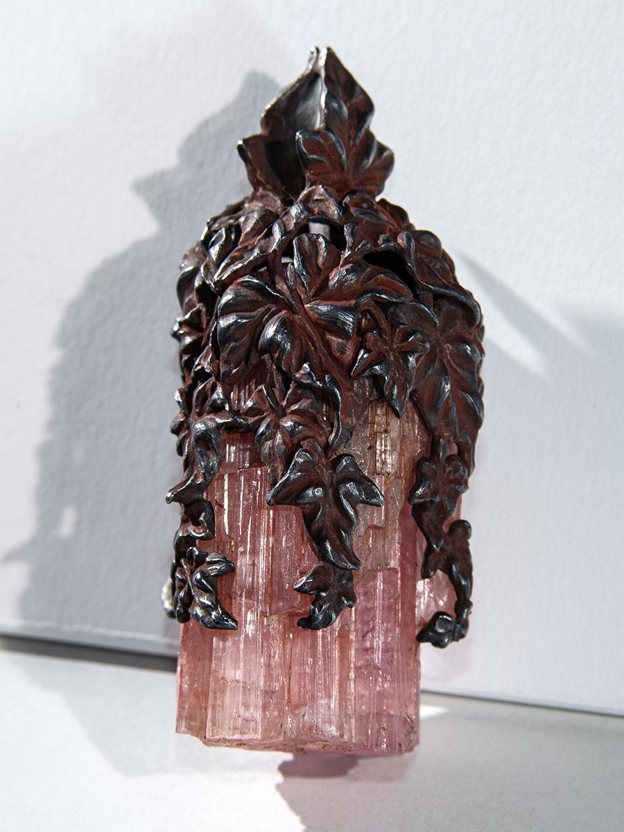 Ciondolo in argento patinato con cristallo naturale di tormalina rubellite e cordoncino in seta 100% fatto a mano dal Giappone.

Cristallo di tormalina di origine - Brasile

Misure del cristallo - 1,02 х 1,65 in / 26 х 42 mm

Peso del cristallo -