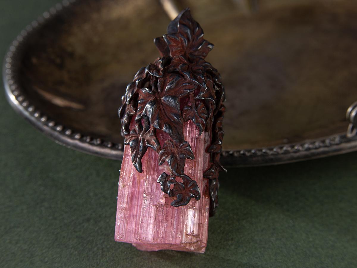Tormalina Rubellite Cristallo d'argento Ciondolo Edera Naturale Grezzo L'automne In condizioni Nuovo in vendita a Berlin, DE
