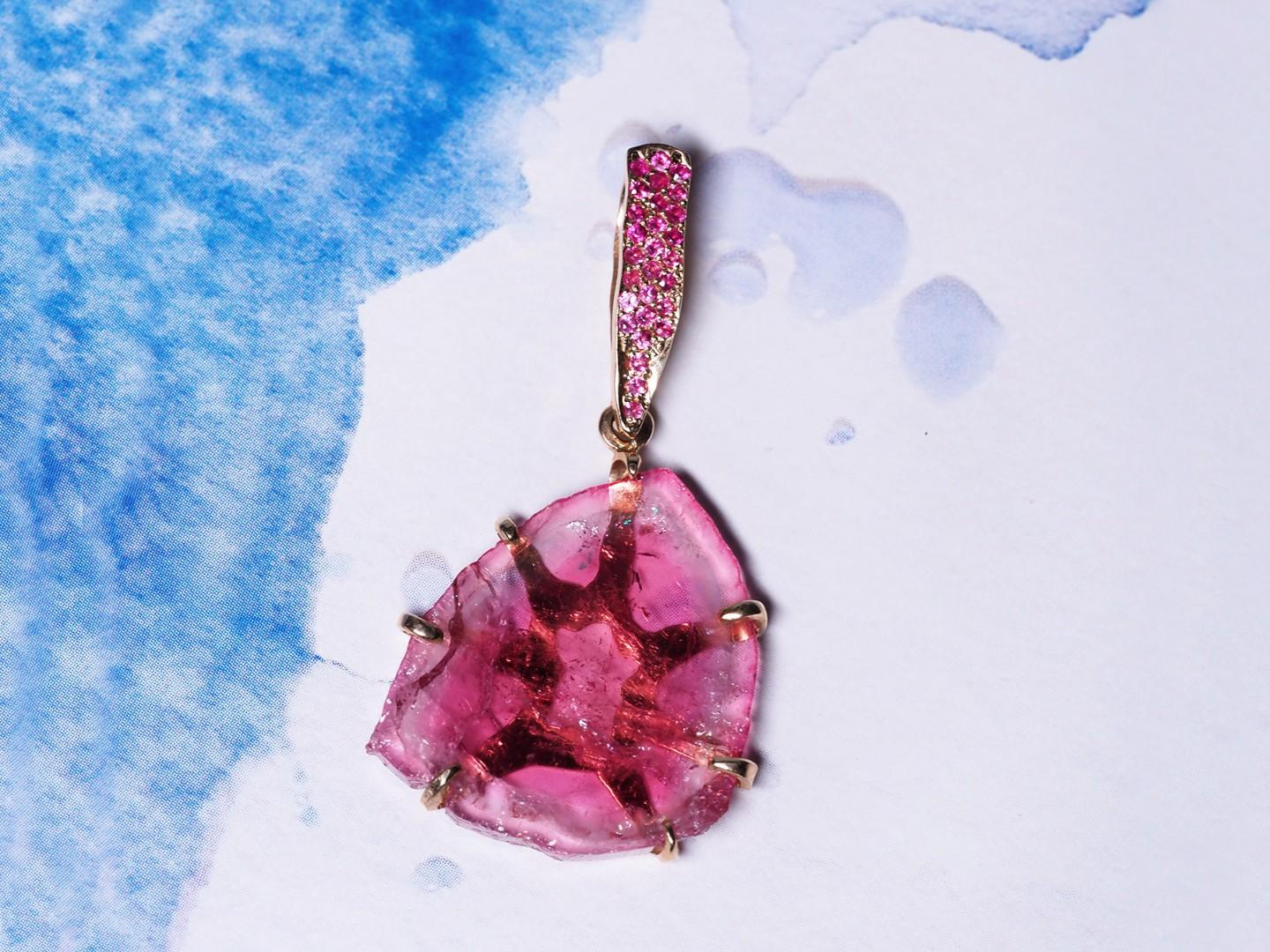 14K yellow gold pendant with natural slyce of Tourmaline Rubellite
surrounded by 28 colored sapphires with a total weight of 0.157 carats
tourmaline measurements - 0.079 х 0.71 х 0.87 in / 2 х 18 х 22 mm
tourmaline weight - 9.21 carats
pendant