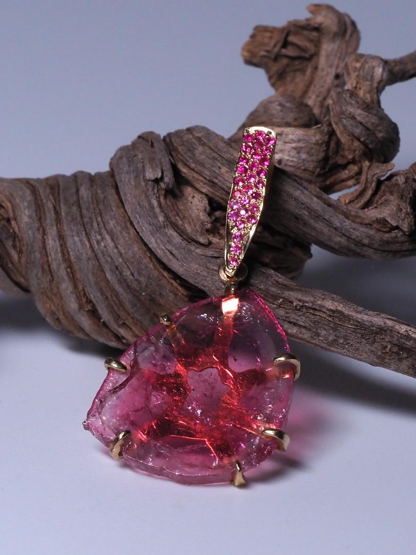 Artisan Tourmaline Rubellite Slice Crystal Sapphires Gold Pendant Pink Unisex Necklace For Sale