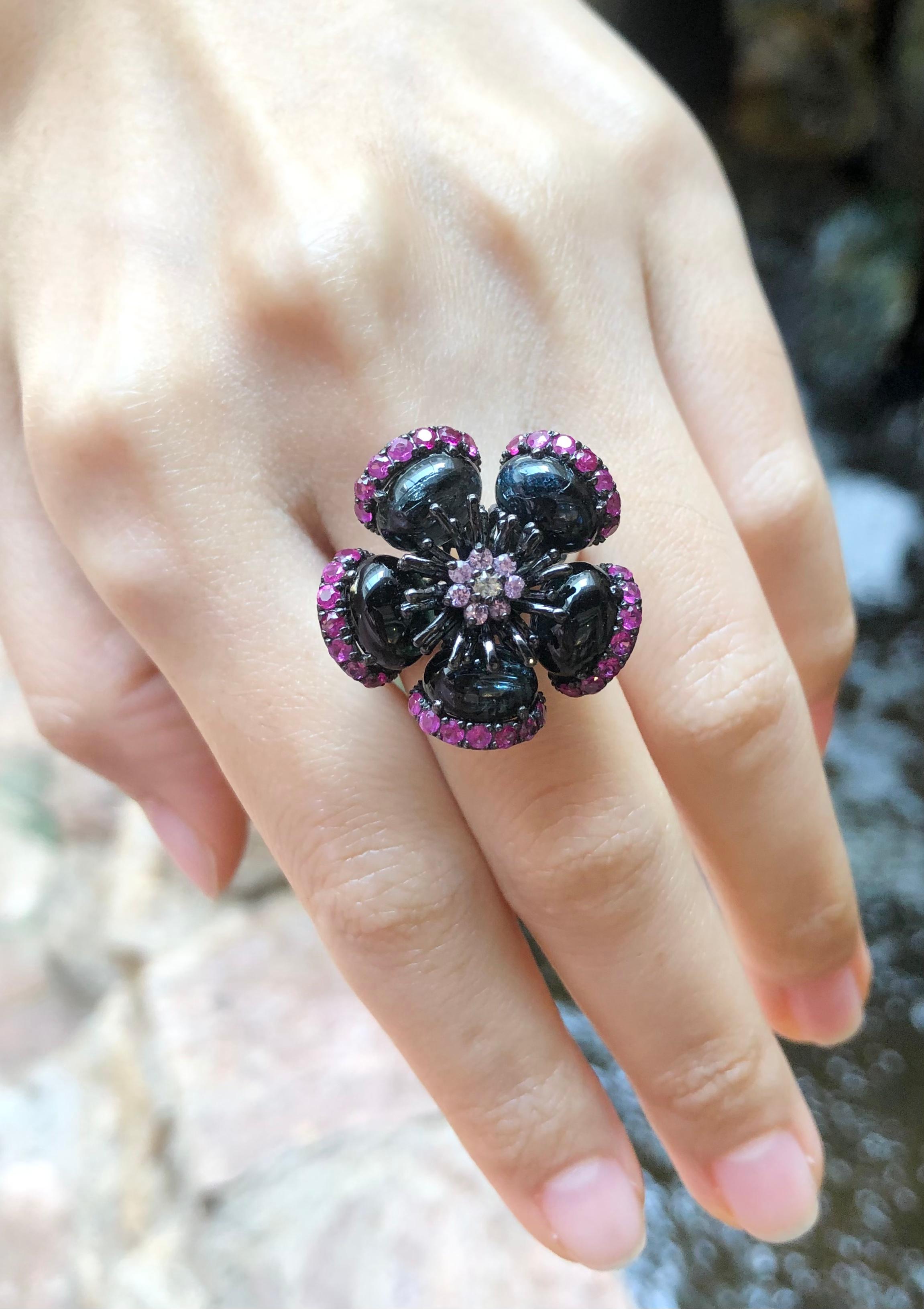 Contemporaneo Anello con tormalina, rubino e zaffiro rosa in montatura d'argento in vendita