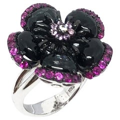 Bague en tourmaline, rubis et saphir rose sertie dans des montures en argent