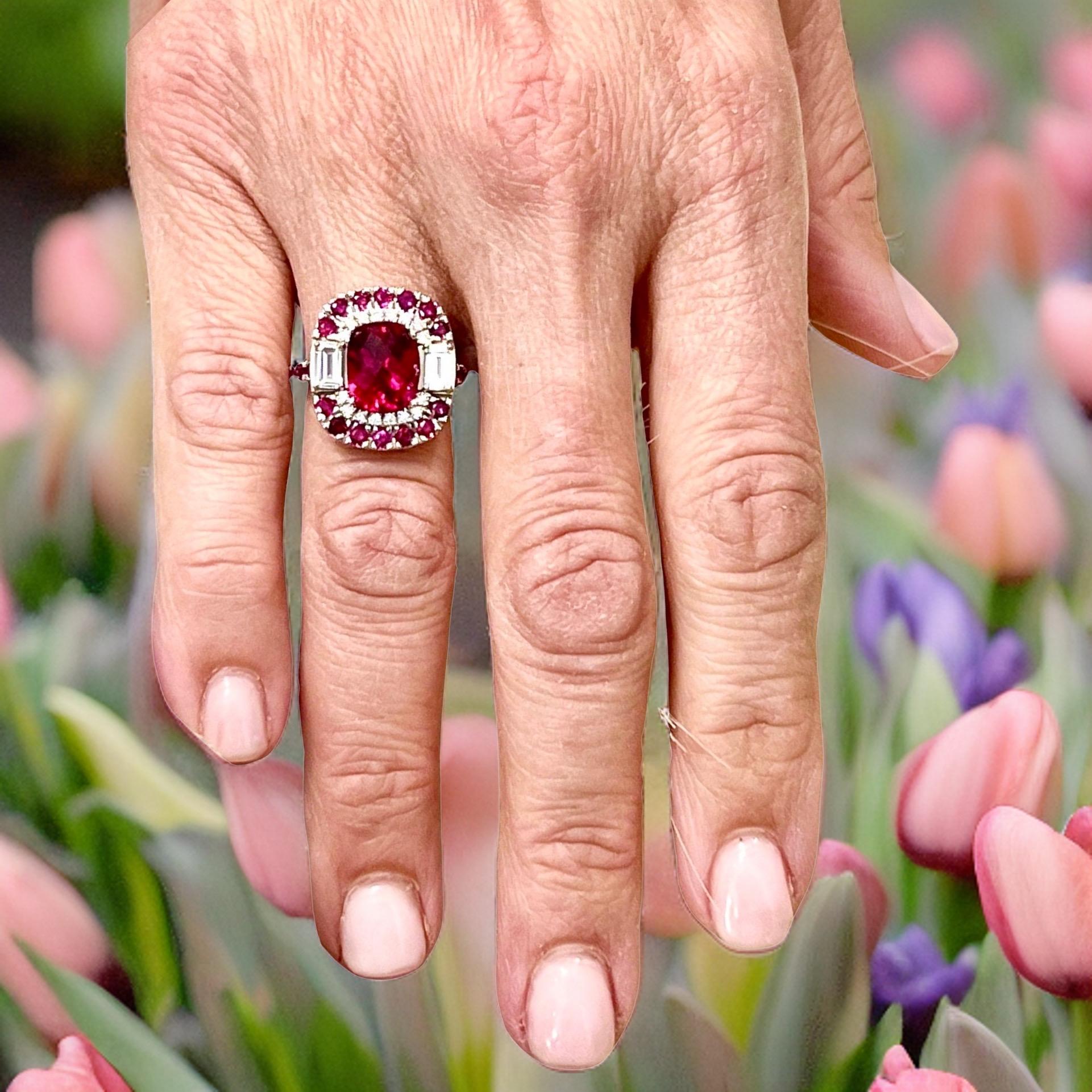 Dieser einzigartige, einzigartige, maßgefertigte Ring ist ein Meisterwerk an Luxus und Raffinesse, gefertigt aus 14 Karat Weißgold.

Das Herzstück dieses Rings ist ein fein facettierter Rubellit-Turmalin, ein leuchtender Stein, der für sein tiefes