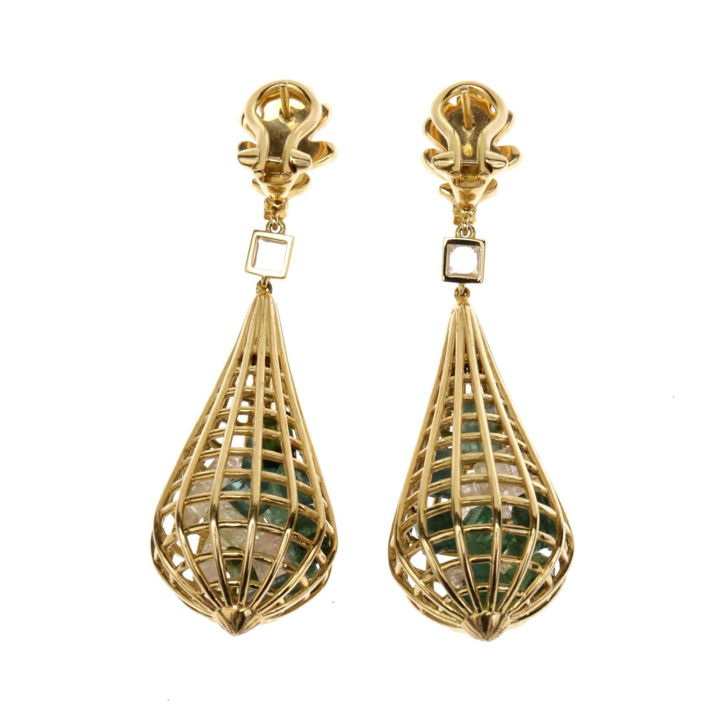 Cage-Ohrringe mit Turmalin und Saphir aus 18 Karat Gold (Künstler*in) im Angebot