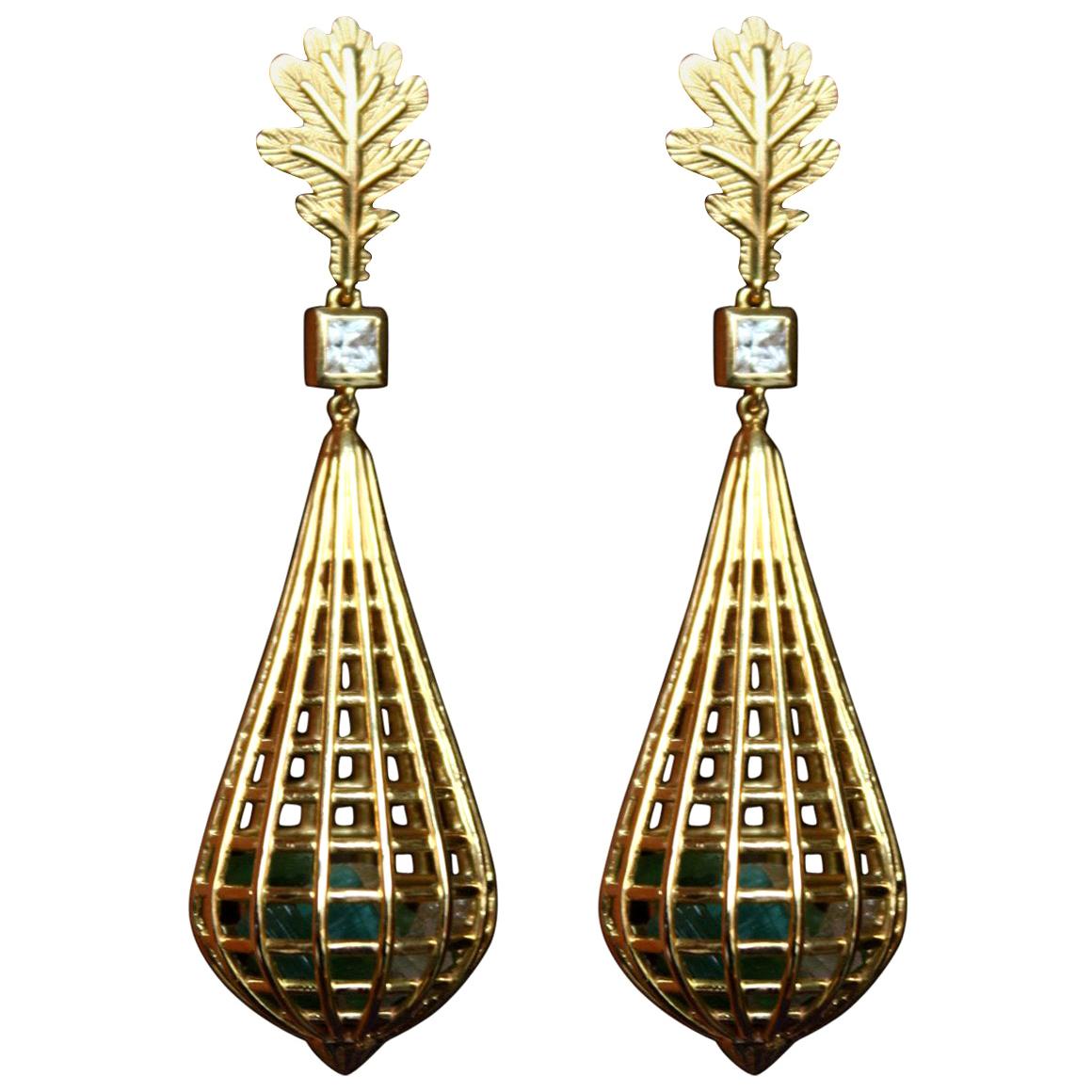 Cage-Ohrringe mit Turmalin und Saphir aus 18 Karat Gold im Angebot