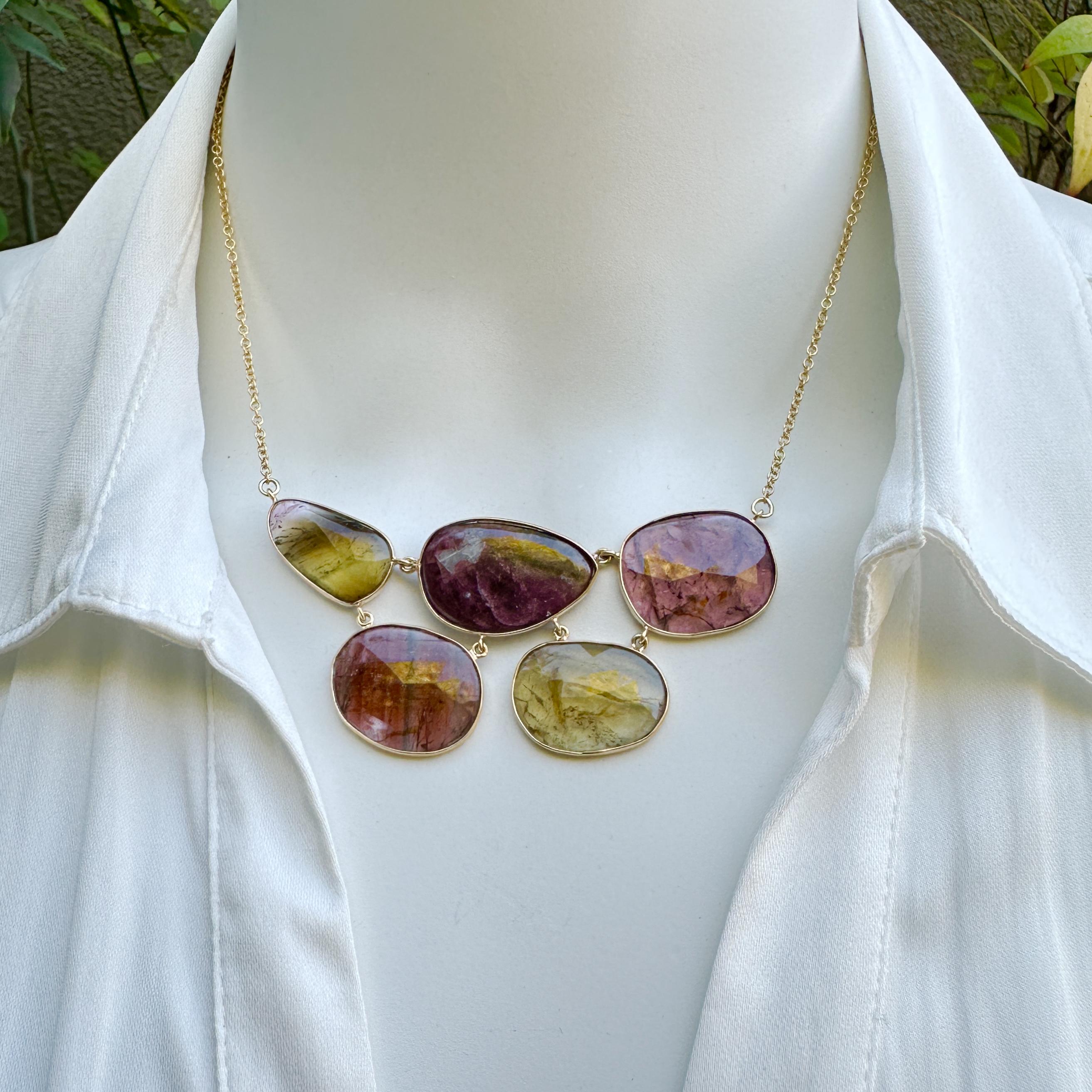 Ce nouveau collier extraordinaire, unique en son genre, créé par Eytan Brandes, présente cinq magnifiques tranches de tourmaline naturelle, l'une des pierres précieuses préférées d'Eytan.

Les deux tranches roses et la tranche 