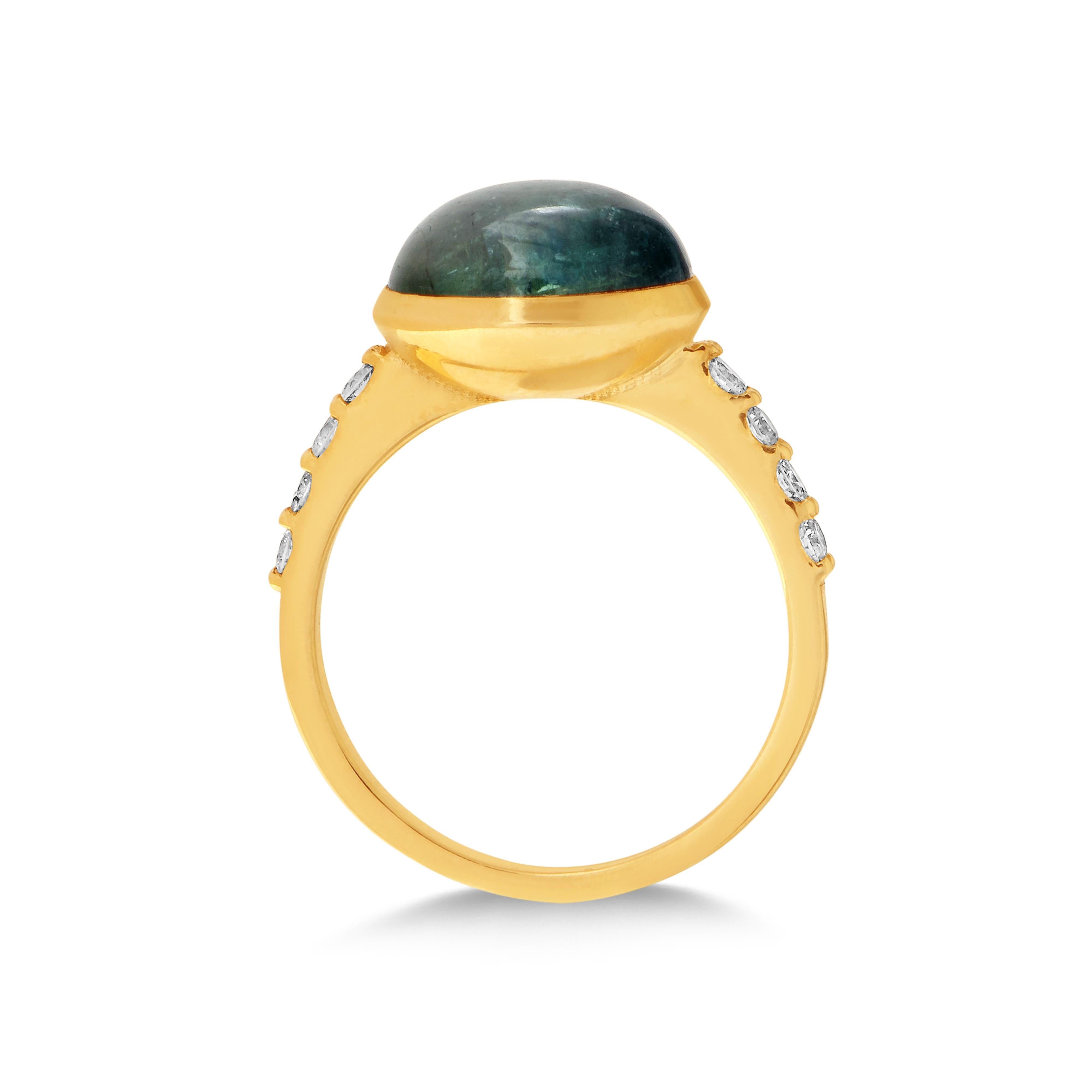 Tormalina Candy Triplets - Greene & Greene 
  6,5 Carati di tormalina verde cabochon montata su un anello in oro giallo 14K con 0,30 Carati di diamanti H/VS. 
Questo anello fa parte del set 