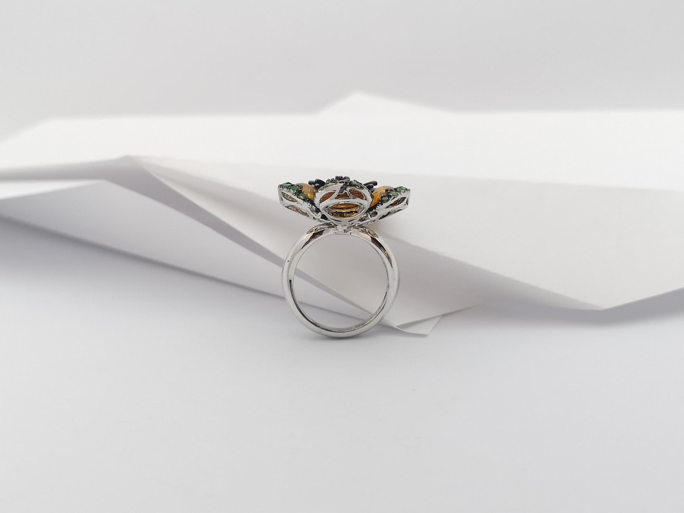 Anillo de turmalina, tsavorita y rubí engarzados en plata en venta 5