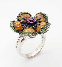 Bague en tourmaline, tsavorite et rubis sertie dans des montures en argent