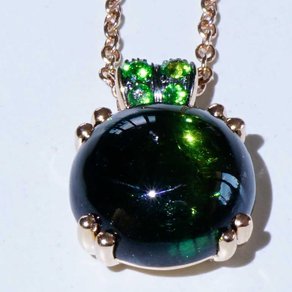 sweet bubble necklace with 9 mm large green tourmaline in fine colour quality approx. 3.02 ct, solid modern crab setting with long double crabs, pendant eyelet set with four poison green tsavorites (green garnet) total approx. 0.05 ct, fine anchor