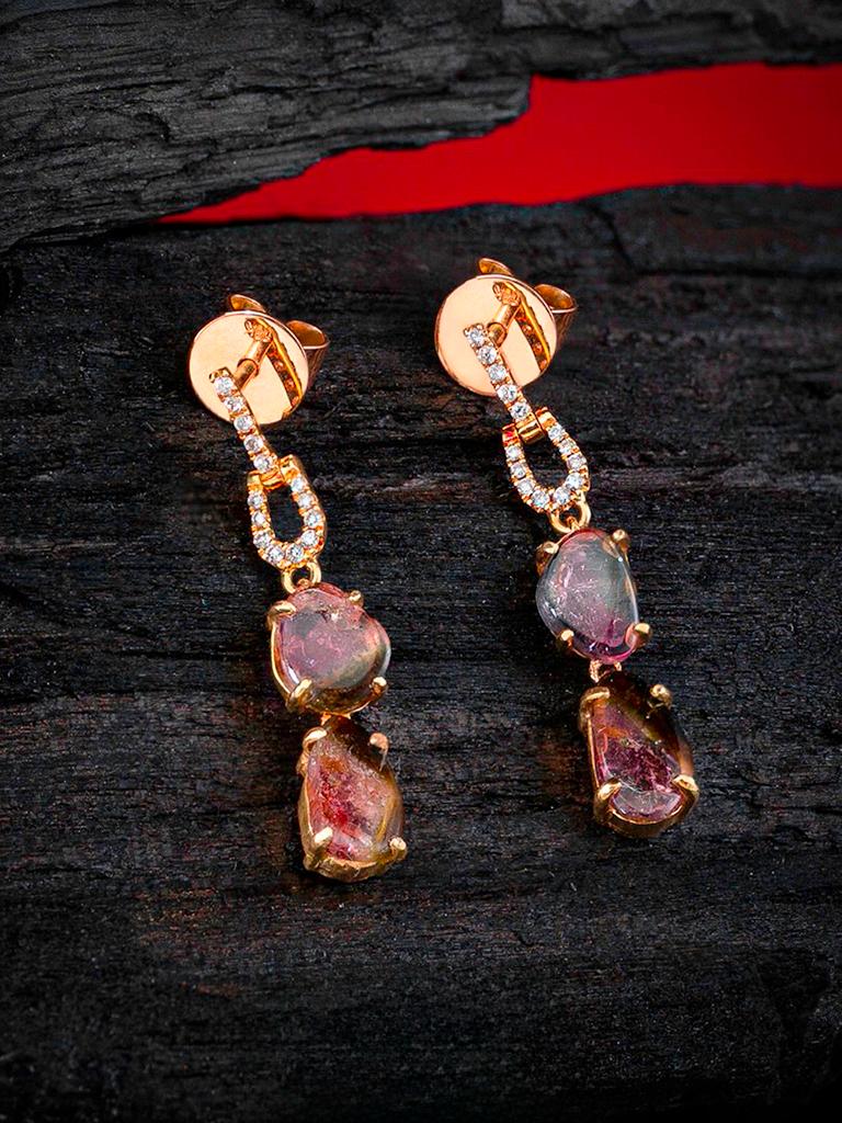 Pendientes de oro amarillo de 18 quilates con Turmalina natural y Diamantes
origen de la turmalina - Madagascar
medidas de la piedra - 0,079 х 0,2 х 0,24 in / 2 х 5 х 6 mm (superior); 0,079 х 0,2 х 0,35 in / 2 х 5 х 9 mm (inferior) 
Longitud de los
