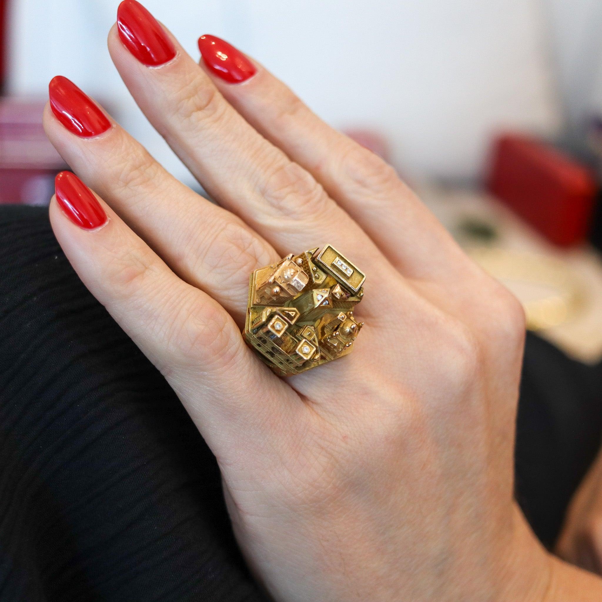 Bague sculpturale avec des bâtiments emblématiques de Paris, conçue par Tournaire.

L'anneau Architecture-Paris honore la capitale de la France, connue comme la ville la plus romantique du monde et un symbole de la culture française. Cette bague
