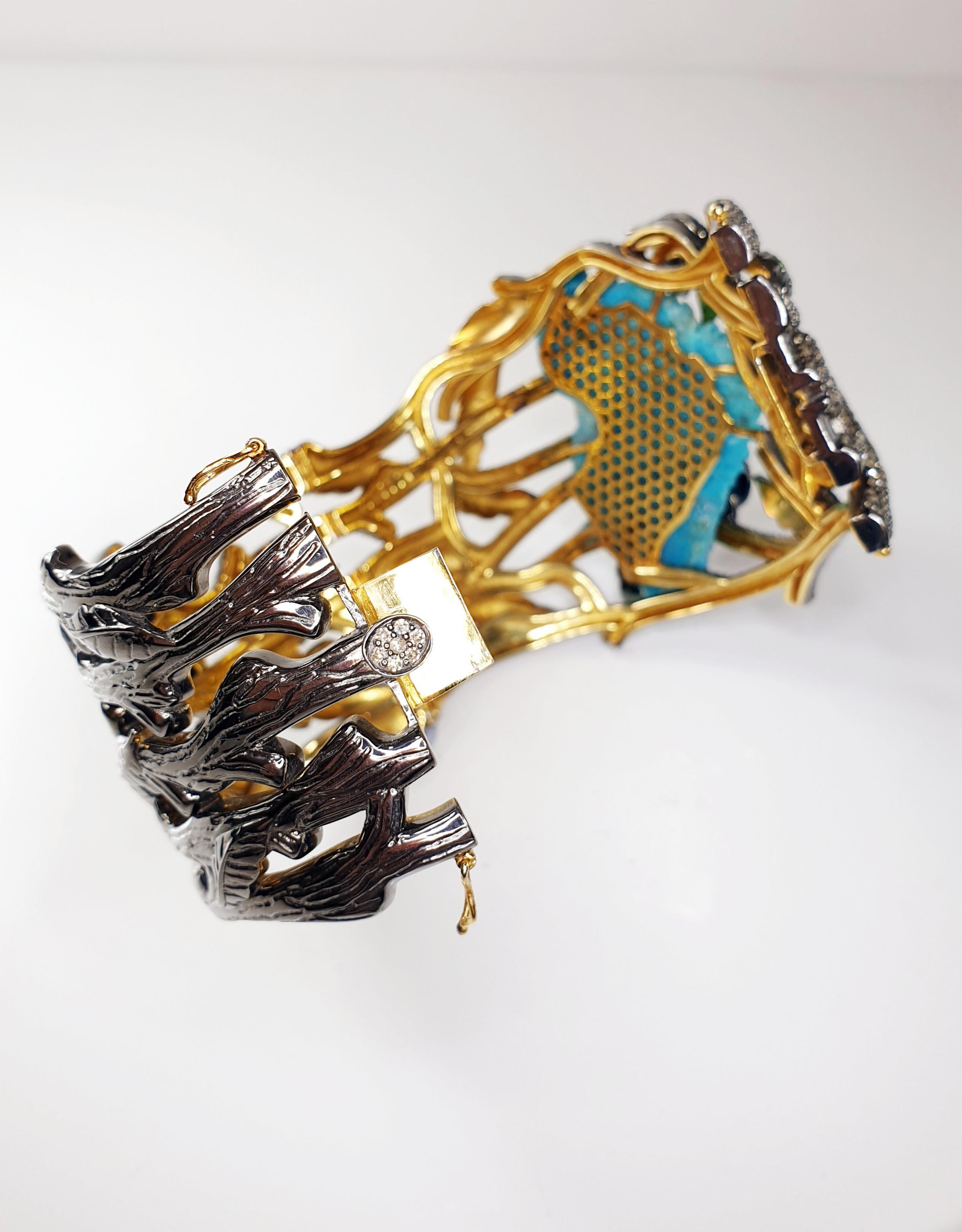 Manschettenarmband aus geschnitzter Medusa mit Türkis und Diamanten, Rubinen, Tsavorit (Brillantschliff) im Angebot