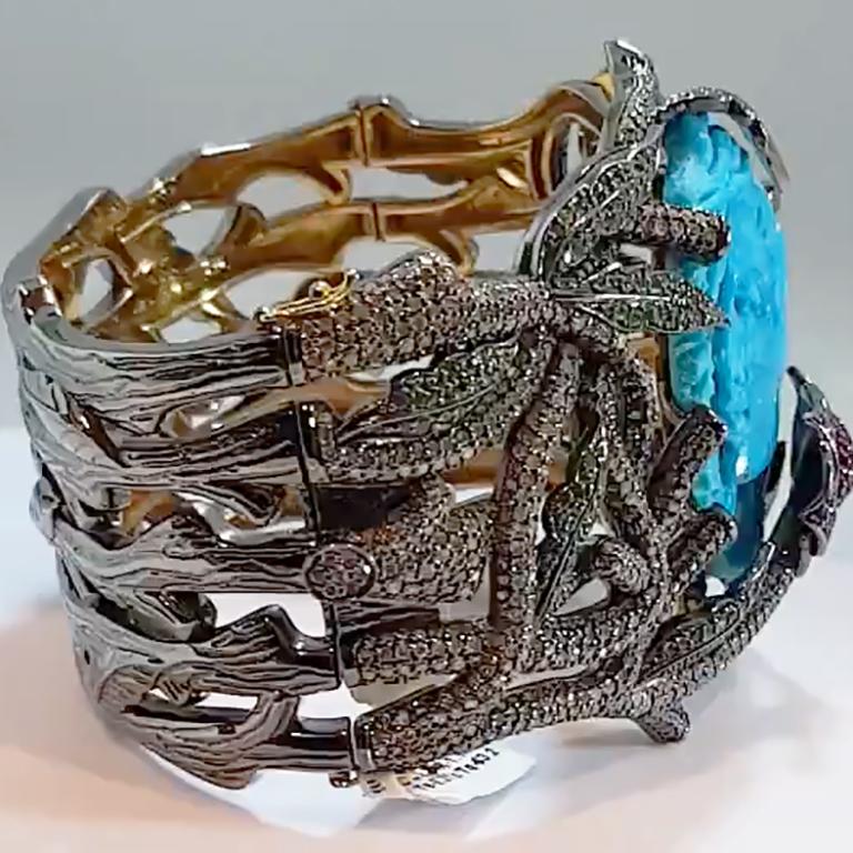Manschettenarmband aus geschnitzter Medusa mit Türkis und Diamanten, Rubinen, Tsavorit Damen im Angebot