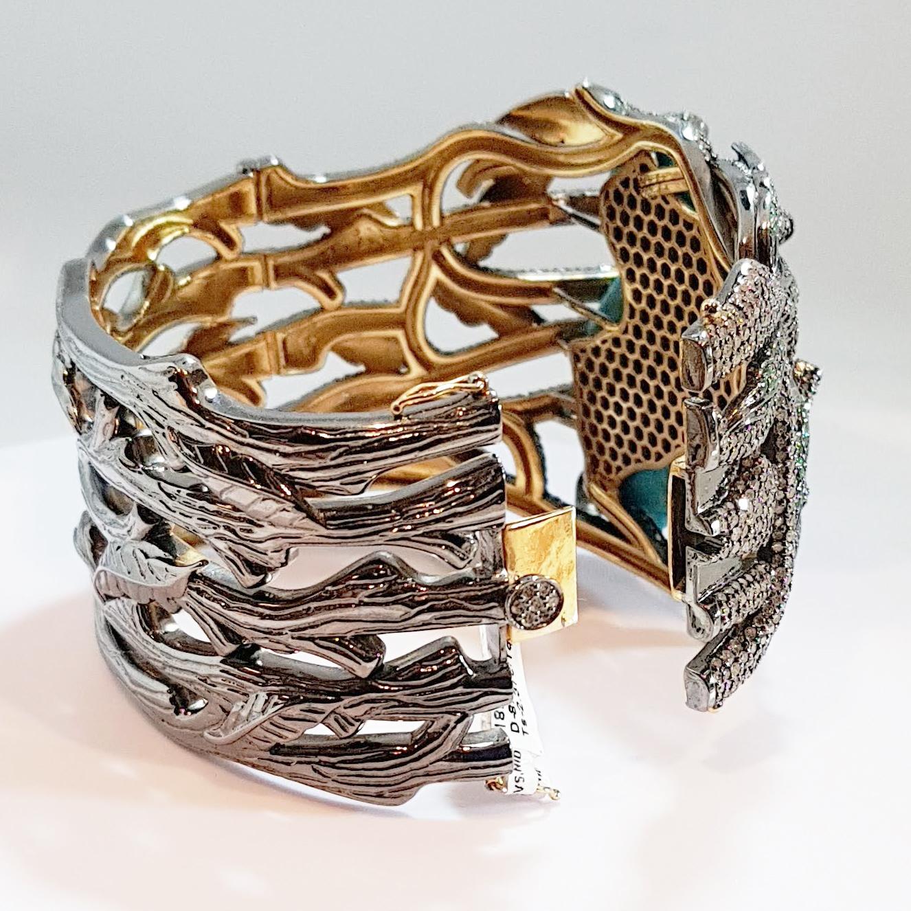 Bracelet manchette Medusa sculpté en tourquoise, diamants, rubis et tsavorites en vente 1
