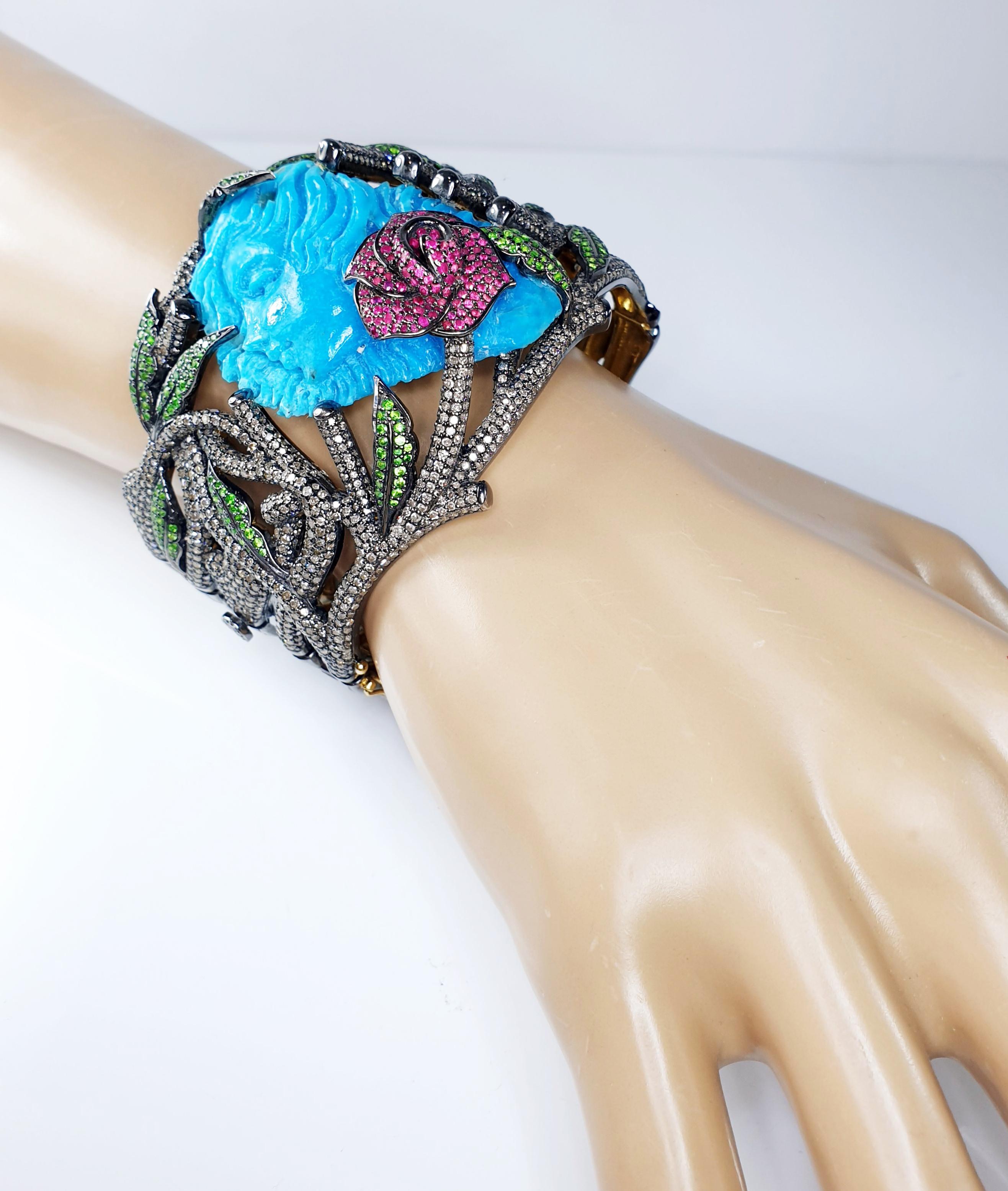 Bracelet manchette Medusa sculpté en tourquoise, diamants, rubis et tsavorites en vente 2