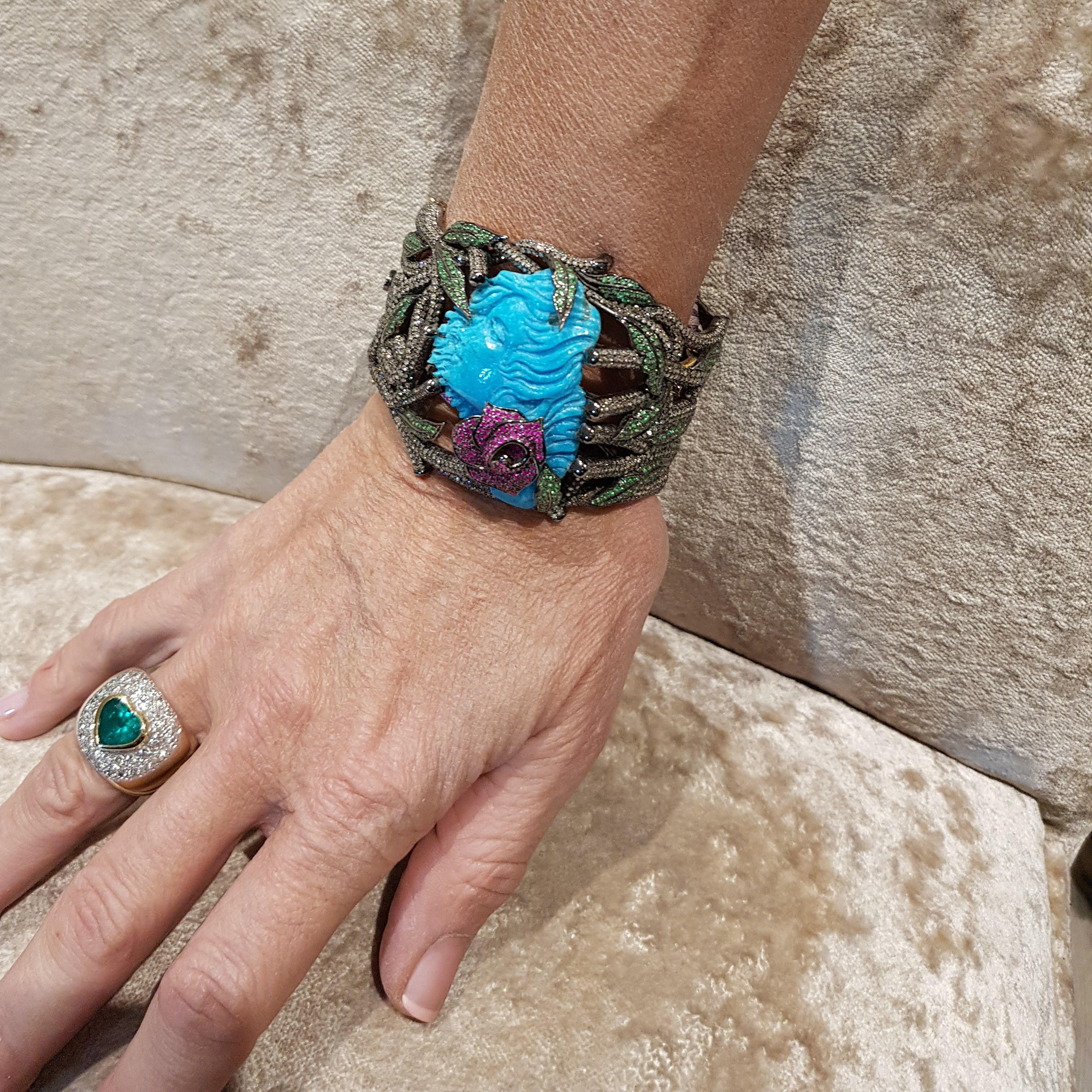 Bracelet manchette Medusa sculpté en tourquoise, diamants, rubis et tsavorites en vente 3